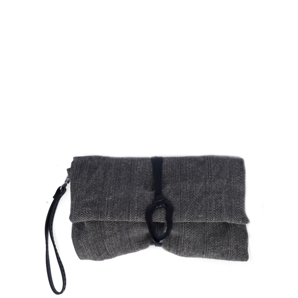 Bolso de la marca Pepe Moll, modelo STACY. Elaborado en textil color negro vibrante con detalle de anilla decorativa con grabado de la marca. Cierre con cremallera y compartimentos interiores. Correa de mano para llevarlo cómodamente. Medidas : alto 18cm y ancho 30cm. Bolso Pepe Moll STACY, ideal para looks diarios, cenas informales o escapadas de finde.