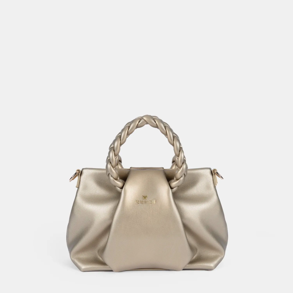 El bolso de mano de la marca Pepe Moll, modelo GIANE. Este bolso elaborado en polipiel color oro es la fusión perfecta entre elegancia y tendencia. Su diseño estructurado con asas trenzadas aporta un aire sofisticado y moderno, ideal para elevar cualquier look. Versátil y espacioso, es la elección perfecta para el día a día o para ocasiones especiales donde el estilo es imprescindible. Cierre con cremallera. Medidas: alto 17cm y ancho 22cm.