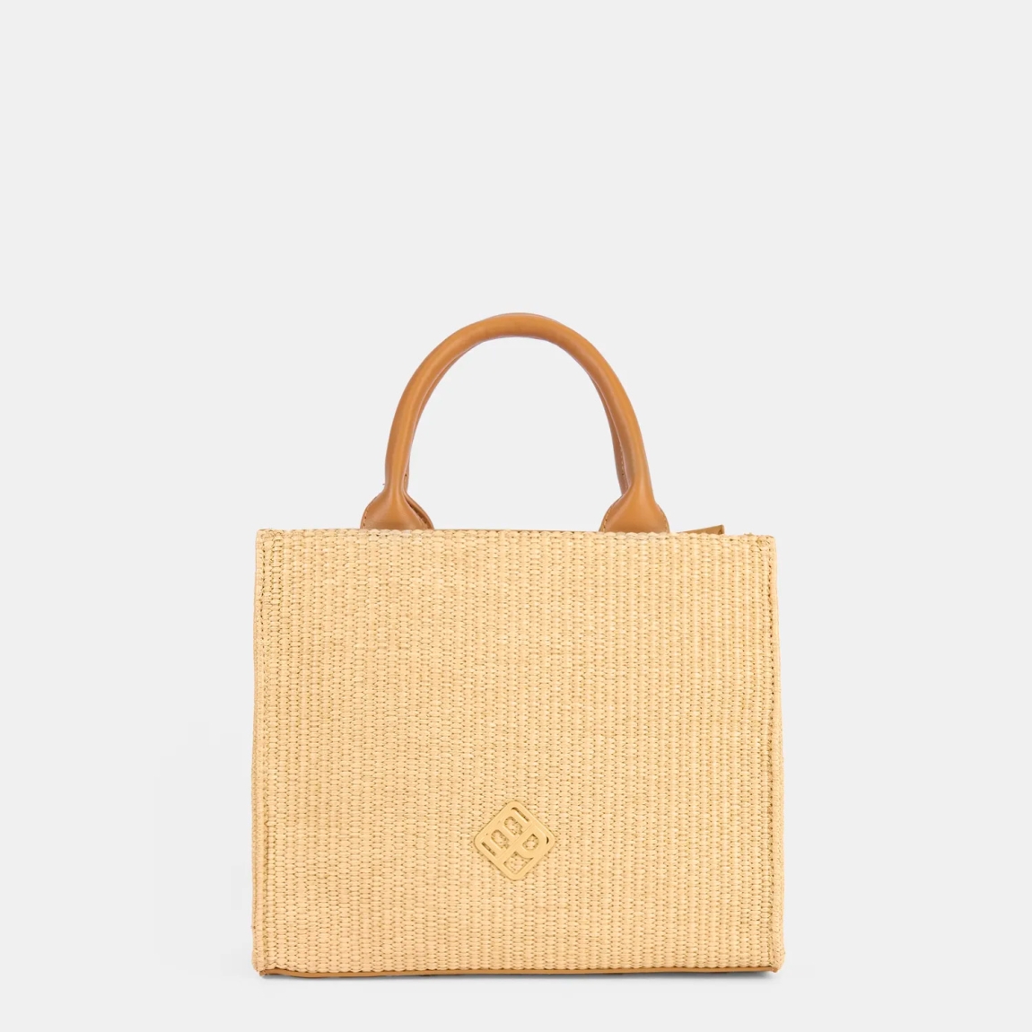 Bolso de la marca Pepe Moll, modelo OLESA. Elaborado en rafia color camel, con un diseño ligero y funcional, ideal para cualquier plan.Cierre con cremallera. Incluye un asa de mano. Bolsillo exterior con cremallera, para tenerlo todo bien organizado. Medidas: 22cm alto y 26cm ancho. Bolso Pepe Moll OLESA, pensado para acompañarte en tu día a día.