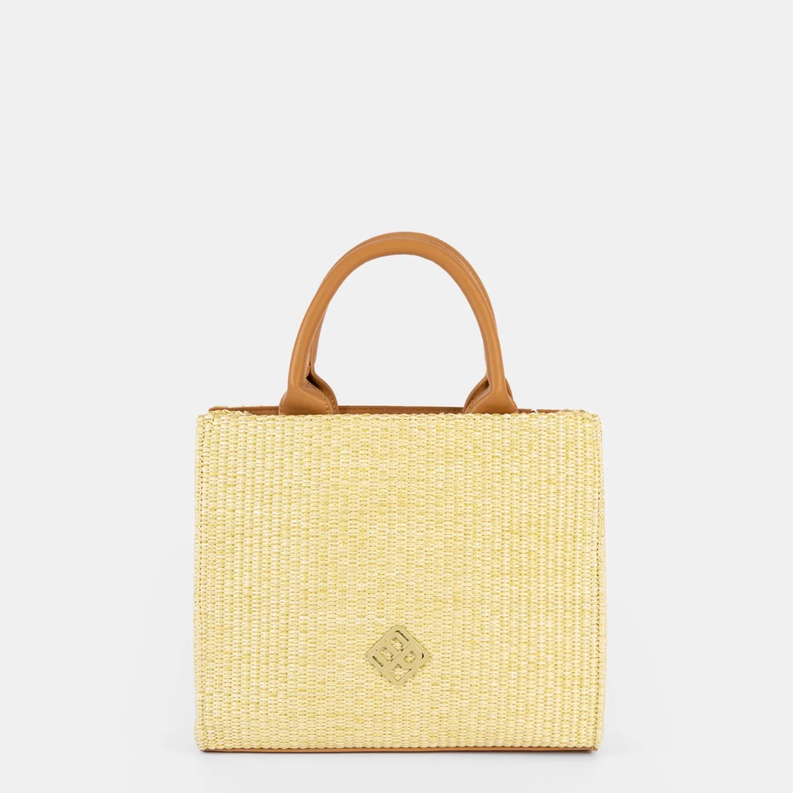 Bolso de la marca Pepe Moll, modelo OLESA. Elaborado en rafia color fluor, con un diseño ligero y funcional, ideal para cualquier plan.Cierre con cremallera. Incluye un asa de mano. Bolsillo exterior con cremallera, para tenerlo todo bien organizado. Medidas: 22cm alto y 26cm ancho. Bolso Pepe Moll OLESA, pensado para acompañarte en tu día a día.