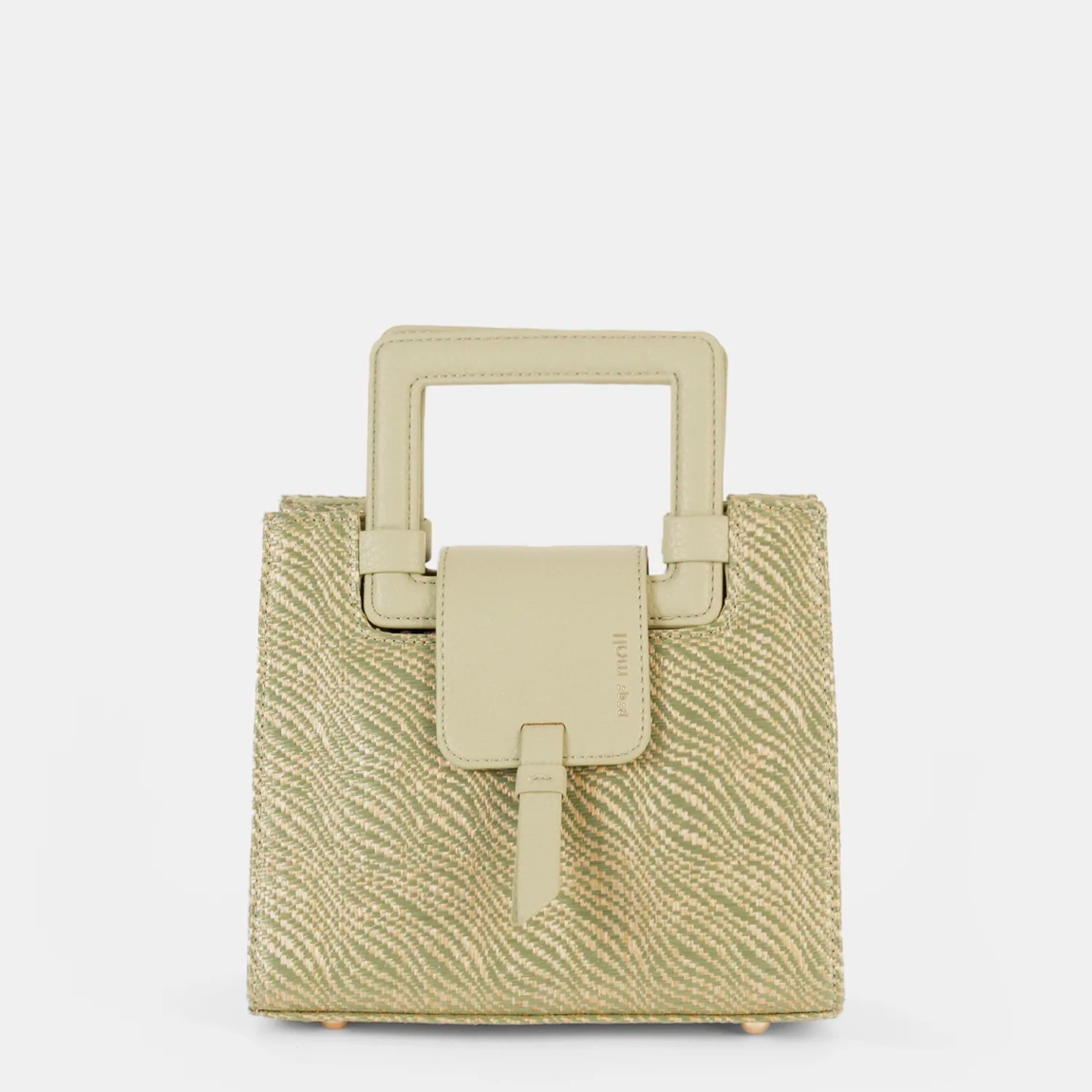 Bolso de la marca Pepe Moll, modelo COCO_S. Elaborado en polipiel color verde, con un diseño ligero y funcional, ideal para cualquier plan.Cierre con botón. Incluye un asa de mano con forma cuadrada. Bolsillo exterior con cremallera, para tenerlo todo bien organizado. Medidas: 17cm alto y 21cm ancho. Bolso Pepe Moll COCO_S, pensado para acompañarte en tu día a día.