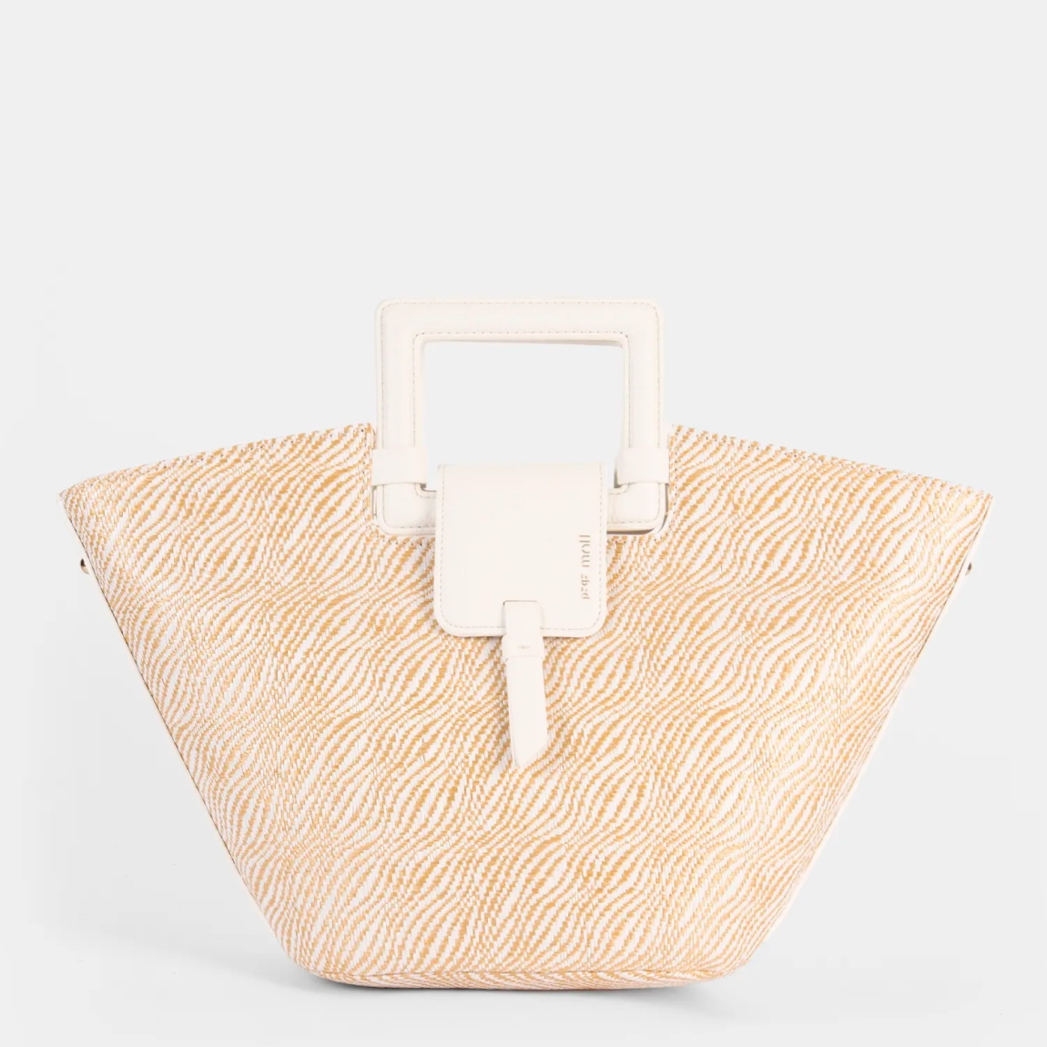 Bolso de la marca Pepe Moll, modelo COCO. Elaborado en polipiel color blanco, con un diseño ligero y funcional, ideal para cualquier plan.Cierre con cremallera. Incluye un asa de mano con forma cuadrada. Bolsillo exterior con cremallera, para tenerlo todo bien organizado. Medidas: 23cm alto y 36cm ancho. Bolso Pepe Moll COCO, pensado para acompañarte en tu día a día.