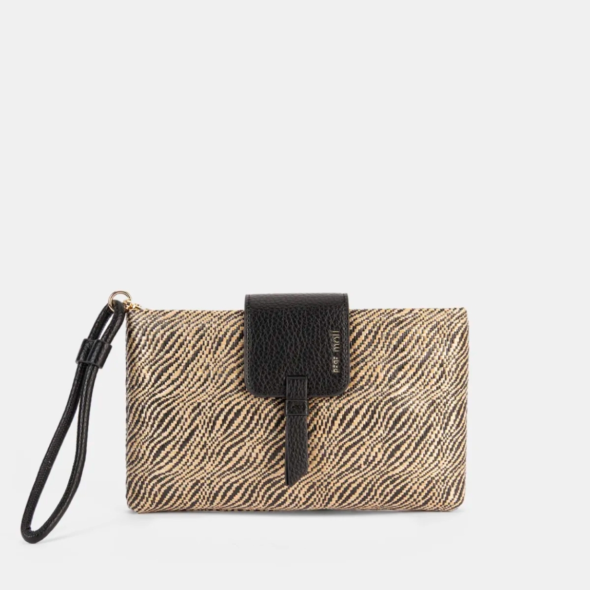 Bolso de la marca Pepe Moll, modelo MILET. Elaborado en textil color negro, con un diseño ligero y funcional, ideal para cualquier plan. Cierre con botón. Bolsillo exterior con cremallera, para tenerlo todo bien organizado. Medidas: 14cm alto y 24cm ancho. Bolso Pepe Moll MILET, pensado para acompañarte en tu día a día.