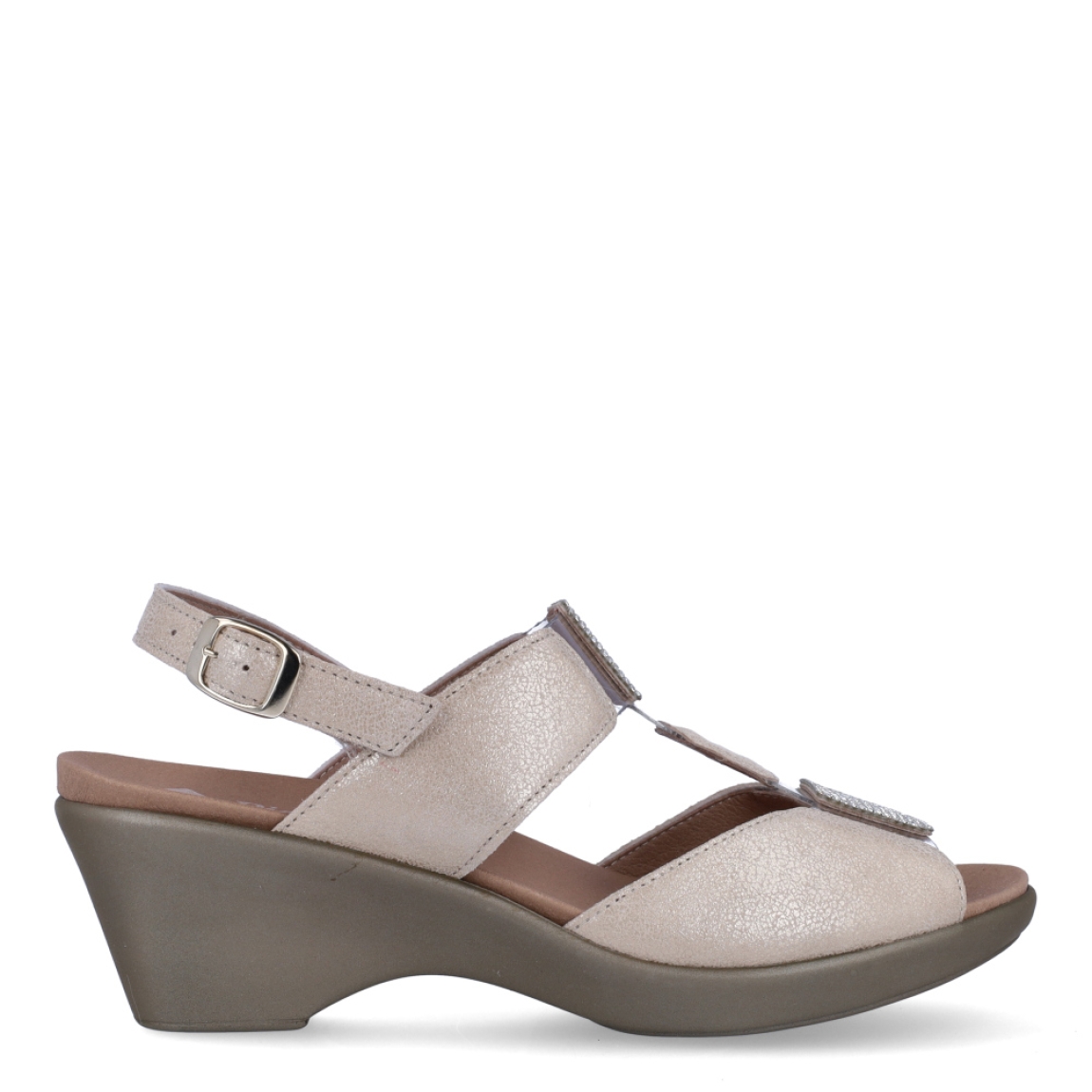 Sandalias de la marca PieSanto, modelo NIKITA. Exterior de las sandalias en piel color beig con detalle de brillantes en la pala. Interior de las sandalias en piel color marrón, con plantilla acolchada y extraíble para máxima comodidad. Cierre de las sandalias PieSanto con hebilla en el tobillo y cuña de 4cm de altura. Estas sandalias PieSanto NIKITA son un complemento ligero y perfecto para esta temporada. No te puede faltar en el armario.