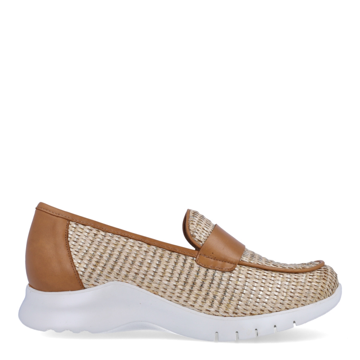 Mocasines de la marca Piesanto, modelo VALENT. Exterior de los mocasines en rafia trenzada color camel. Interior de los mocasines en piel color camel. Mocasines Piesanto con cuña de 2cm de altura. Estos mocasines Piesanto VALENT serán un complemento en tus looks que te aportará comodidad y estilo.