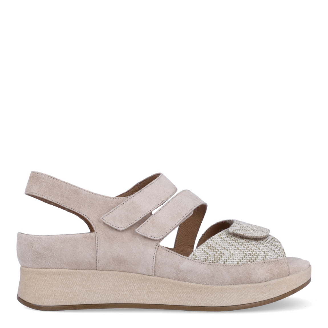 Sandalias de la marca PieSanto, modelo TERE. Exterior de las sandalias en ante color beig con tiras en pala. Interior de las sandalias en piel color beig, con plantilla acolchada y extraíble para máxima comodidad. Cierre de las sandalias PieSanto con triple velcro y cuña de 5cm de altura. Estas sandalias PieSanto TERE son un complemento ligero y perfecto para esta temporada. No te puede faltar en el armario.
