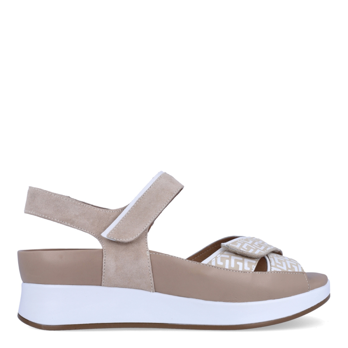 Sandalias de la marca PieSanto, modelo MELI. Exterior de las sandalias en ante color beig con tiras en pala cruzadas. Interior de las sandalias en piel color beig, con plantilla acolchada y extraíble para máxima comodidad. Cierre de las sandalias PieSanto con doble velcro y cuña de 5cm de altura. Estas sandalias PieSanto MELI son un complemento ligero y perfecto para esta temporada. No te puede faltar en el armario.