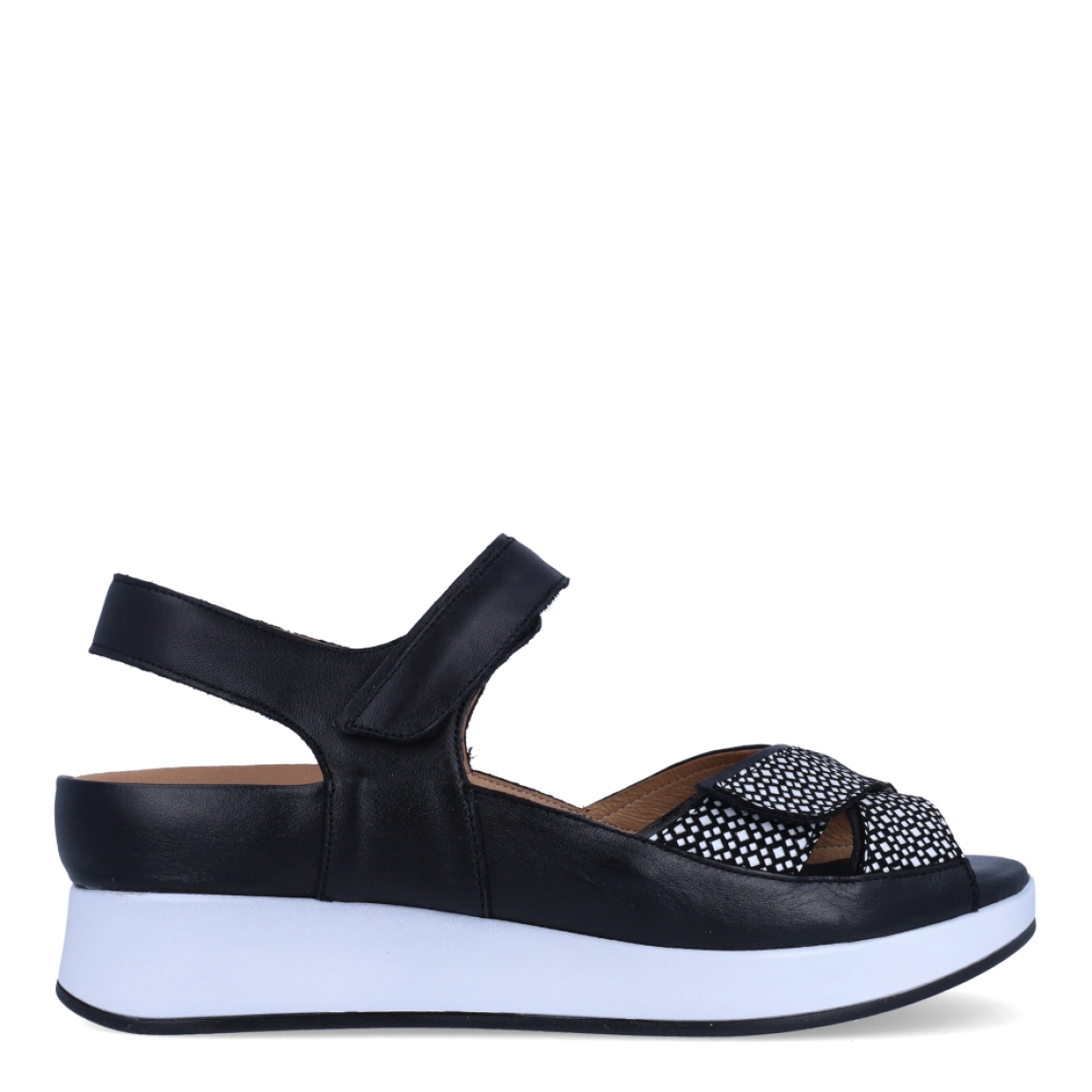 Sandalias de la marca PieSanto, modelo MELI. Exterior de las sandalias en ante color negro con tiras en pala cruzadas. Interior de las sandalias en piel color beig, con plantilla acolchada y extraíble para máxima comodidad. Cierre de las sandalias PieSanto con doble velcro y cuña de 5cm de altura. Estas sandalias PieSanto MELI son un complemento ligero y perfecto para esta temporada. No te puede faltar en el armario.