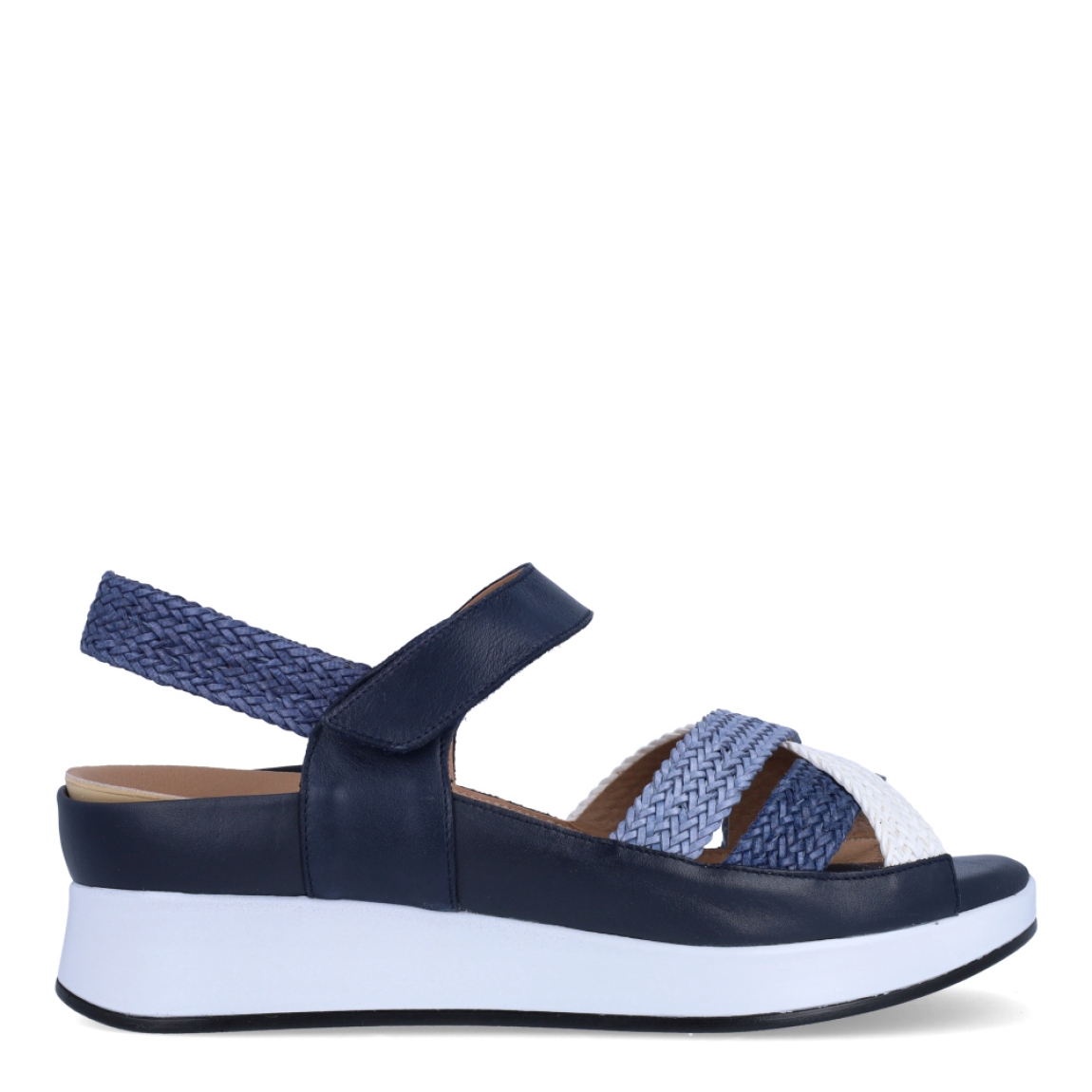 Sandalias de la marca PieSanto, modelo LOURDES. Exterior de las sandalias en piel trenzada color azul con tiras en pala cruzadas. Interior de las sandalias en piel color beig, con plantilla acolchada y extraíble para máxima comodidad. Cierre de las sandalias PieSanto con velcro y cuña de 5cm de altura. Estas sandalias PieSanto LOURDES son un complemento ligero y perfecto para esta temporada. No te puede faltar en el armario.