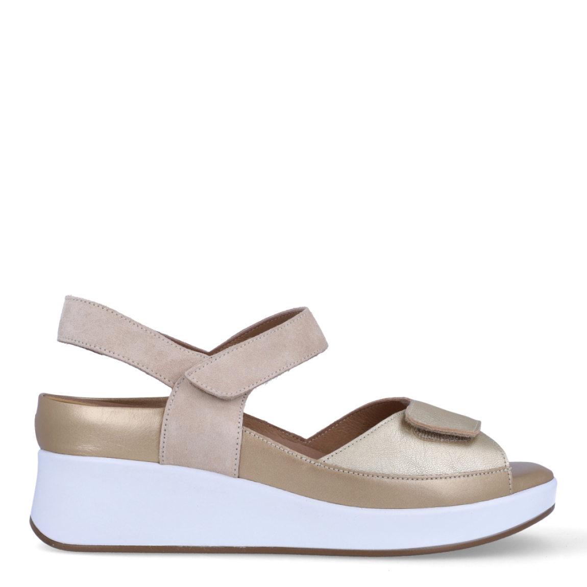 Sandalias de la marca PieSanto, modelo CASS. Exterior de las sandalias en piel color platino con tiras en pala. Interior de las sandalias en piel color beig, con plantilla acolchada y extraíble para máxima comodidad. Cierre de las sandalias PieSanto con doble velcro y cuña de 4cm de altura. Estas sandalias PieSanto CASS son un complemento ligero y perfecto para esta temporada. No te puede faltar en el armario.
