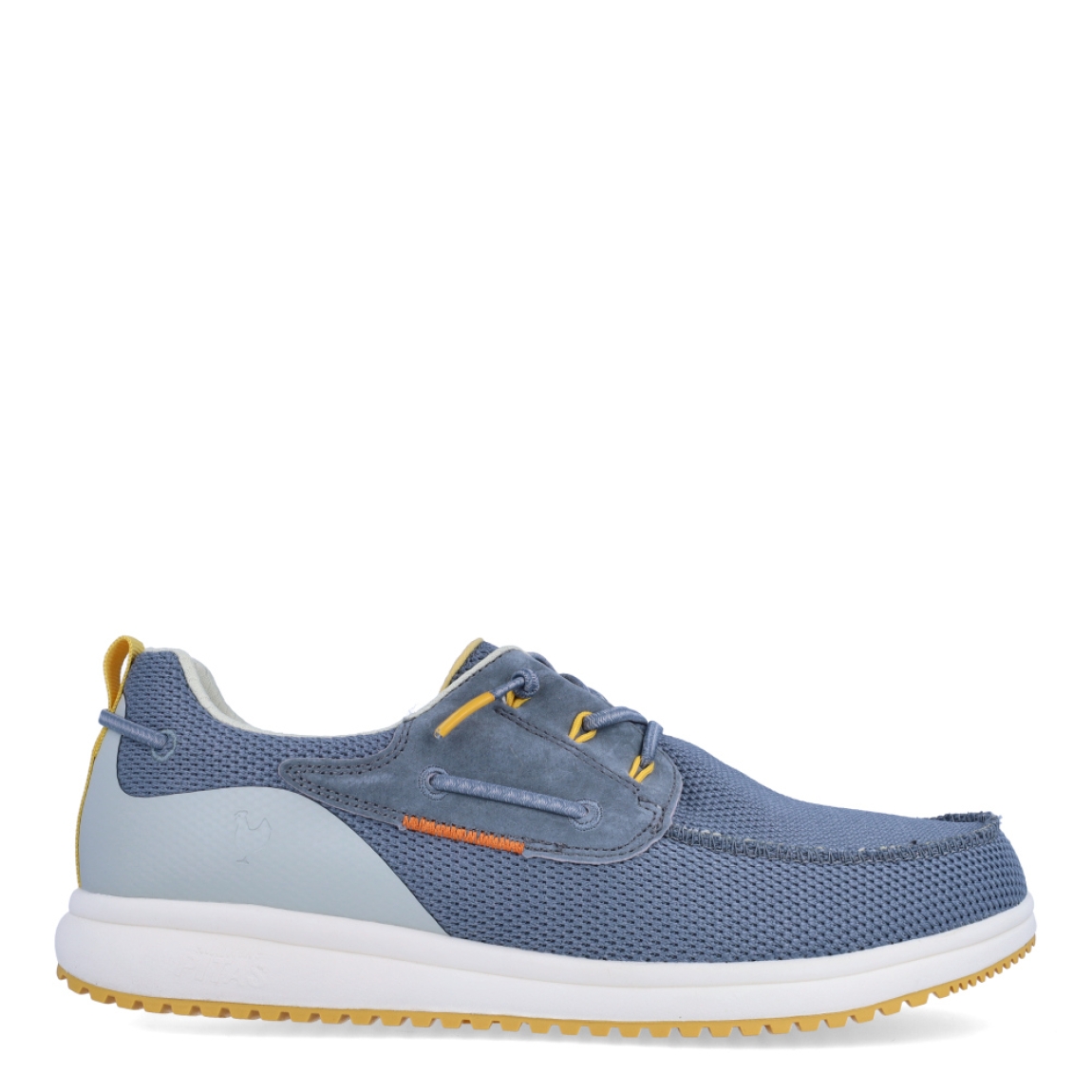 Náuticos de la marca Pitas, modelo BAY. Exterior de los náuticos en tela color azul con detalles en amarillo y celeste. Interior de los náuticos en tela color beig y plantilla acolchada y extraíble. Cierre de los náuticos Hey Dude con cordones elásticos y suela plana de goma. Estos náuticos Pita BAY, son el complemento perfecto para esta temporada, los podrás lucir con la máxima comodidad posible.