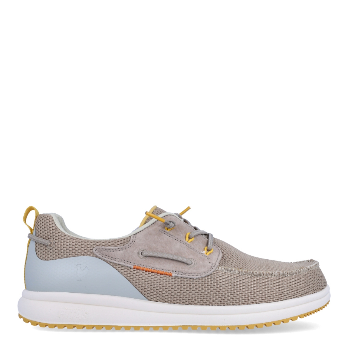 Náuticos de la marca Pitas, modelo BAY. Exterior de los náuticos en tela color beig con detalles en amarillo y celeste. Interior de los náuticos en tela color beig y plantilla acolchada y extraíble. Cierre de los náuticos Hey Dude con cordones elásticos y suela plana de goma. Estos náuticos Pita BAY, son el complemento perfecto para esta temporada, los podrás lucir con la máxima comodidad posible.