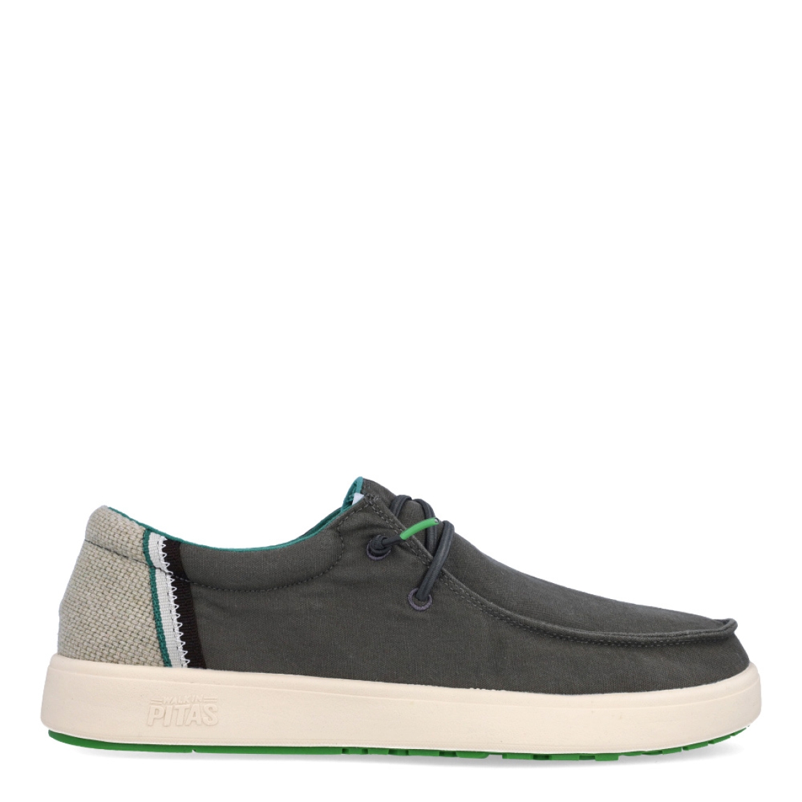 Náuticos de la marca Pitas, modelo CANA. Exterior de los náuticos en tela color gris con detalles en beig y franjas verde. Interior de los náuticos en tela color verde y plantilla acolchada y extraíble. Cierre de los náuticos Hey Dude con cordones elásticos y suela plana de goma. Estos náuticos Pita CANA, son el complemento perfecto para esta temporada, los podrás lucir con la máxima comodidad posible.