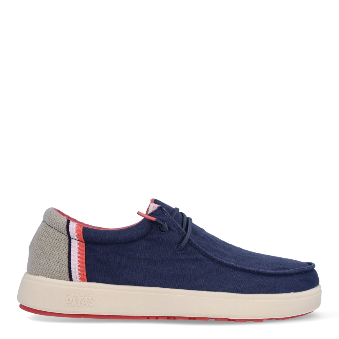 Náuticos de la marca Pitas, modelo CANA. Exterior de los náuticos en tela color azul marino con detalles en beig y franjas rojas. Interior de los náuticos en tela color rojo y plantilla acolchada y extraíble. Cierre de los náuticos Hey Dude con cordones elásticos y suela plana de goma. Estos náuticos Pita CANA, son el complemento perfecto para esta temporada, los podrás lucir con la máxima comodidad posible.