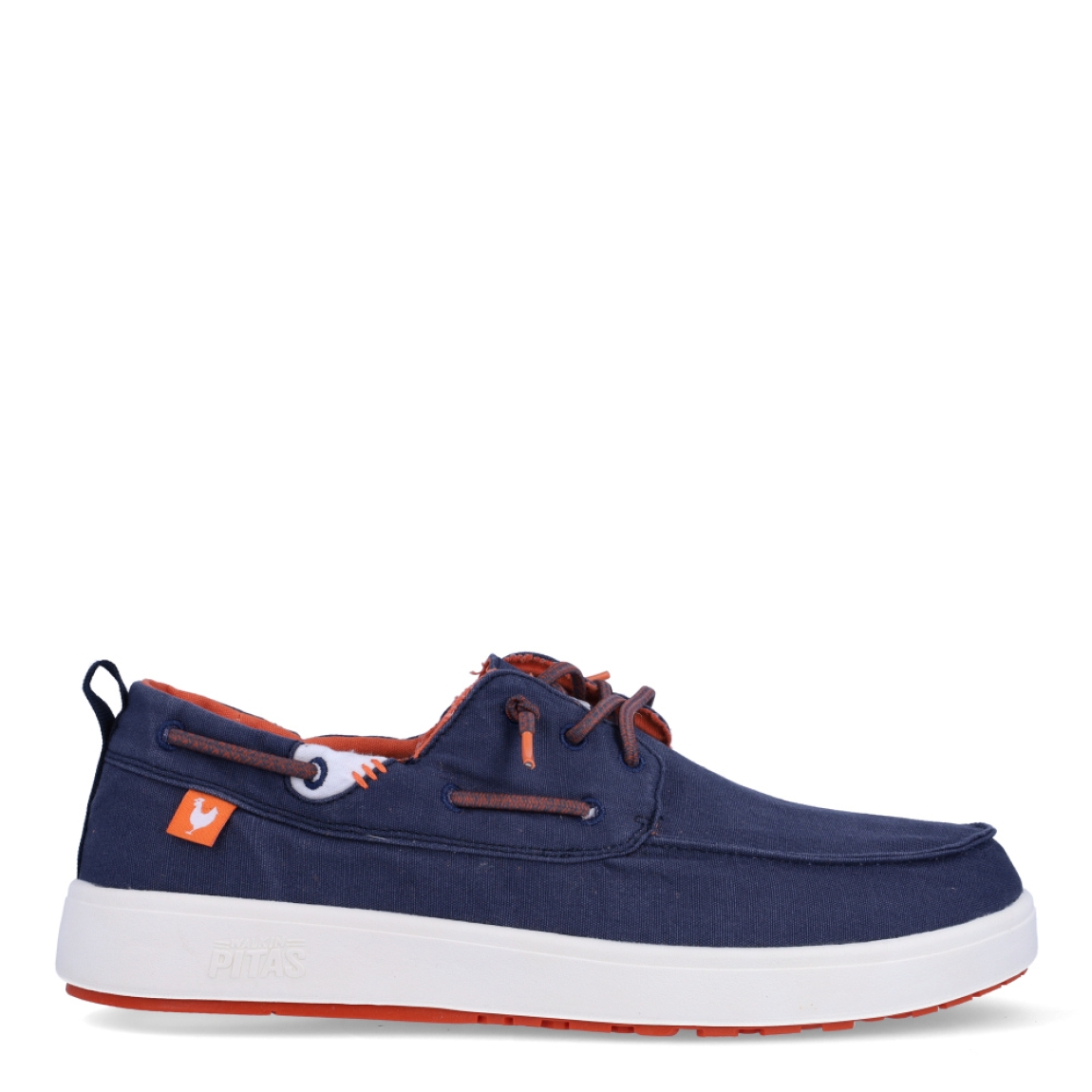 Náutico de la marca Pitas, modelo Maui. Exterior del náutico de tela de color azul. Interior del náutico de tela de color naranja. Cierre del náutico con cordones elásticos. Náutico con suela de goma, muy flexible y ligera y con patín antideslizante para garantizar el agarre. Náutico con plantilla ergonómica forrada de piel. El náutico Maui de Pitas es un zapato sencillo, cómodo, ligero y con un toque informal.