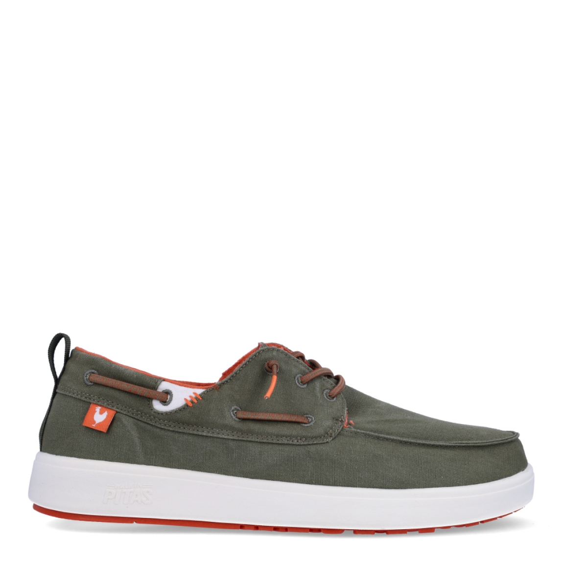 Náutico de la marca Pitas, modelo Maui. Exterior del náutico de tela de color verde. Interior del náutico de tela de color naranja. Cierre del náutico con cordones elásticos. Náutico con suela de goma, muy flexible y ligera y con patín antideslizante para garantizar el agarre. Náutico con plantilla ergonómica forrada de piel. El náutico Maui de Pitas es un zapato sencillo, cómodo, ligero y con un toque informal.