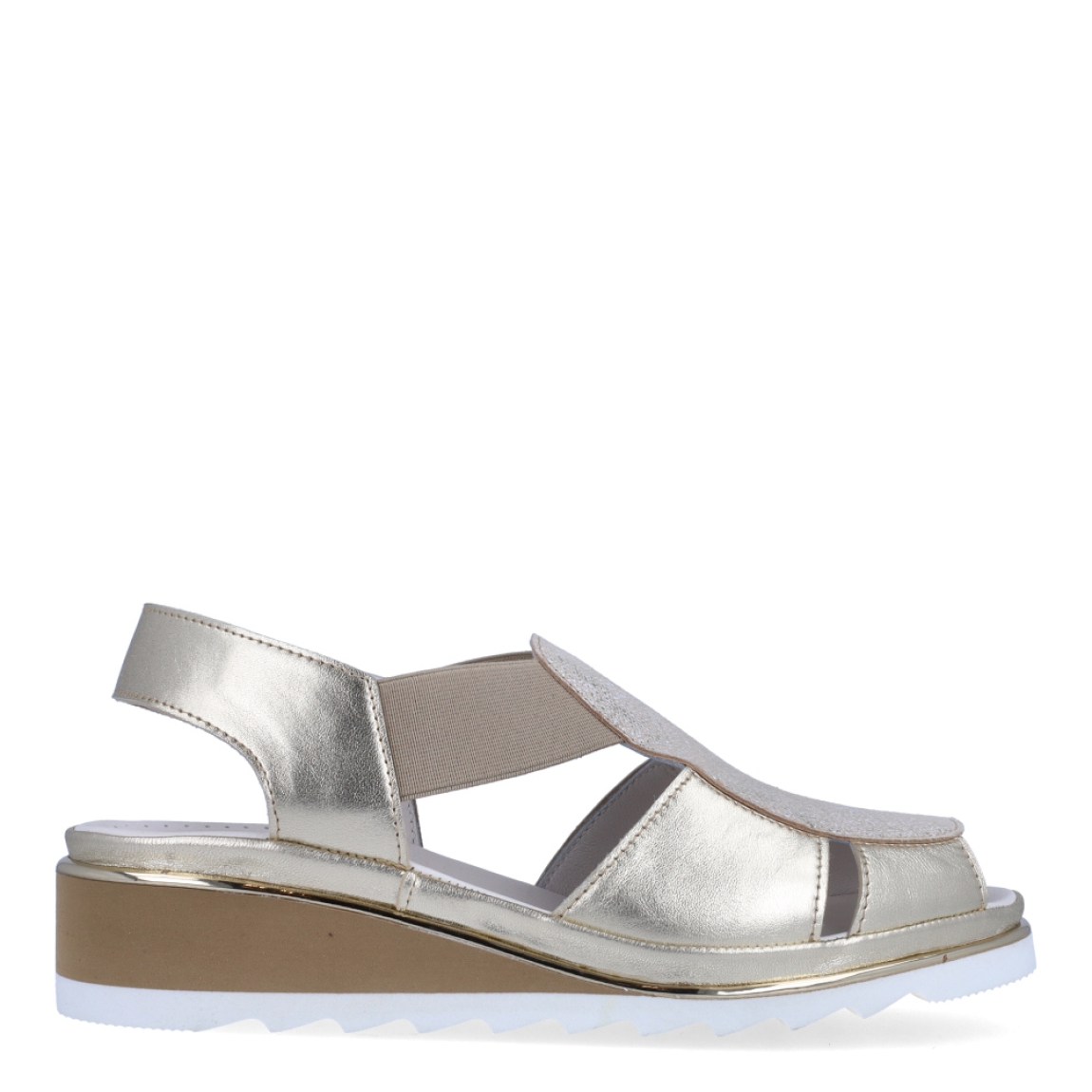 Sandalias de la marca Plaju, modelo CRIS. Exterior de las sandalias en piel color platino y detalle en piel efecto rejilla color platino brillante. Interior en piel color blanco. Cierre de las sandalias Plaju con dos gomas elásticas y cuña de 3cm de altura. Estas sandalias Plaju CRIS son el complemento ideal para esta temporada, no te pueden faltar en el armario.