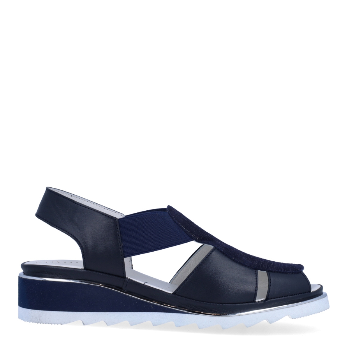 Sandalias de la marca Plaju, modelo CRIS. Exterior de las sandalias en charol color azul con detalle en piel efecto rejilla color azul brillante. Interior de las sandalias en piel color blanco. Cierre de las sandalias Plaju con dos gomas elásticas y cuña de 3cm de altura. Estas sandalias Plaju CRIS son el complemento ideal para esta temporada, no te pueden faltar en el armario.