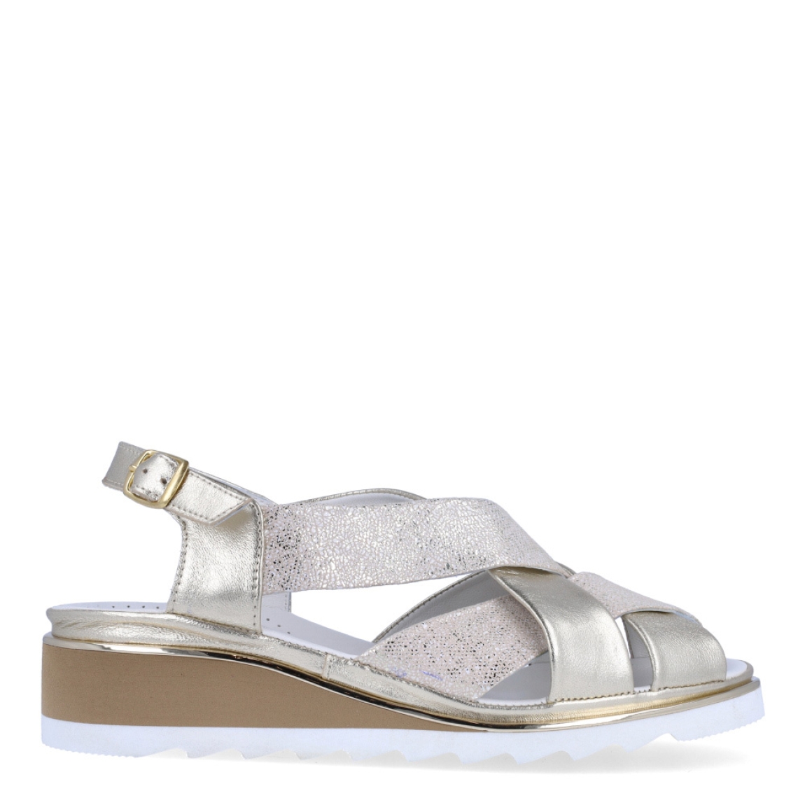Sandalias de la marca Plaju, modelo JOSEPHIN. Exterior de las sandalias en piel color platino con pala trenzada en plateado y dorado escarchado. Interior de las sandalias en piel color blanco. Cierre de las sandalias Plaju con hebilla en el tobillo y cuña de 4cm de altura. Estas sandalias son el complemento perfecto para esta temporada, no te puede faltar en el armario.