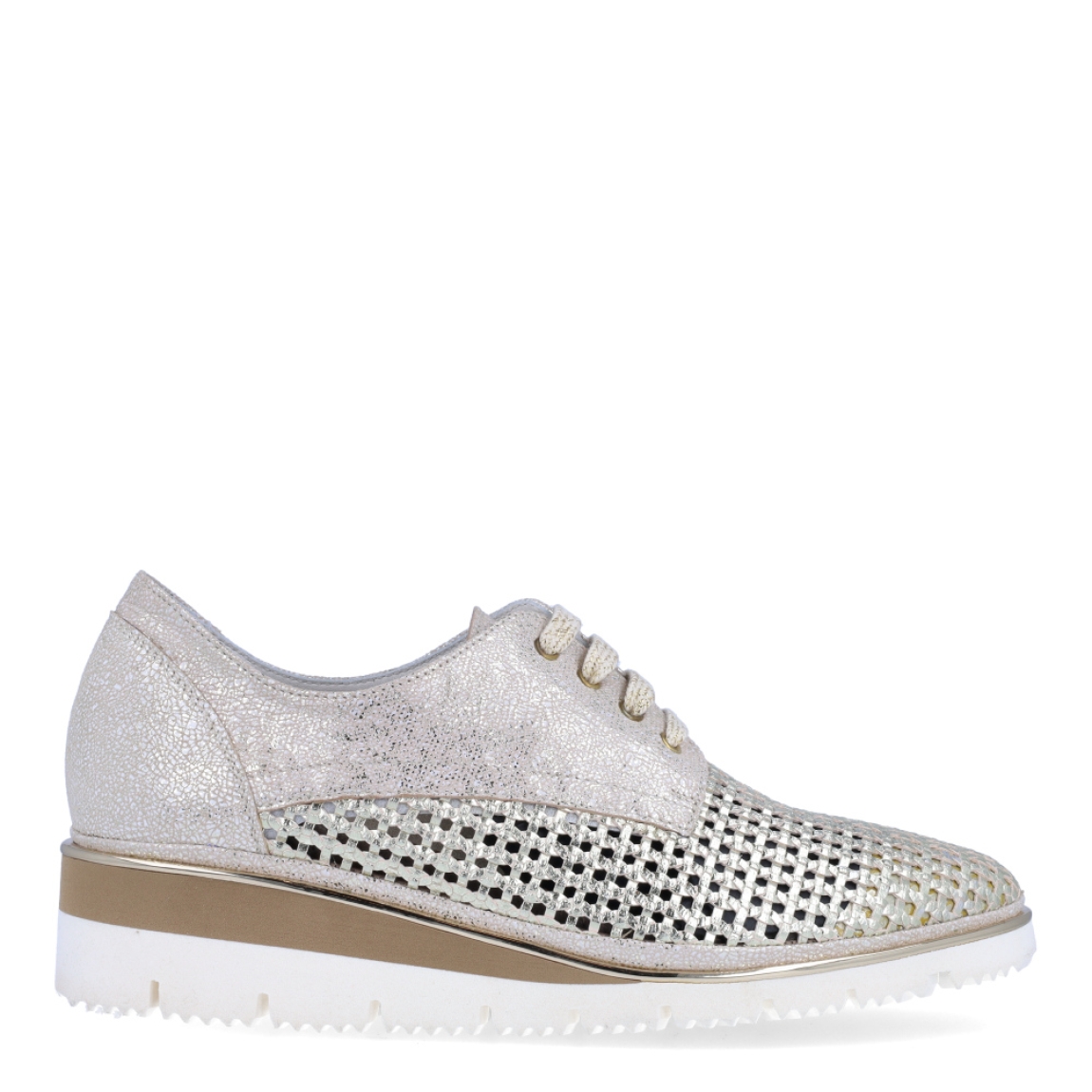 Deportivas de la marca PLAJU, modelo SOCO. Exterior en piel efecto escamas de color platino con detalle en piel trenzada brilante. Cierre de las deportivas con cordones y suela de goma con cuña de 4cm de altura. Estas deportivas PLAJU SOCO son unas clásicas, ideales para combinar tus looks!