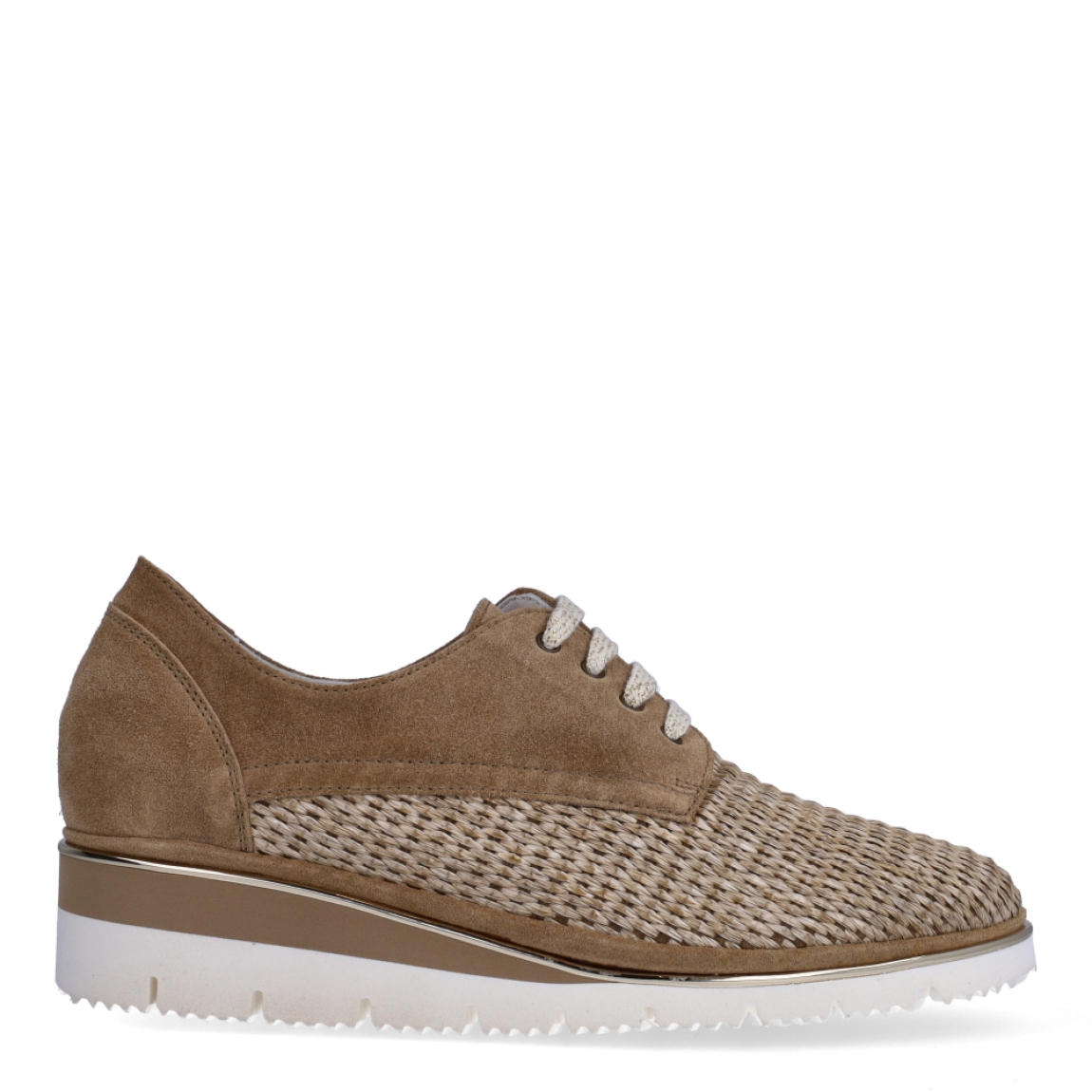Deportivas de la marca PLAJU, modelo SOCO. Exterior en piel efecto escamas de color cuero con detalle en piel trenzada brilante. Cierre de las deportivas con cordones y suela de goma con cuña de 4cm de altura. Estas deportivas PLAJU SOCO son unas clásicas, ideales para combinar tus looks!