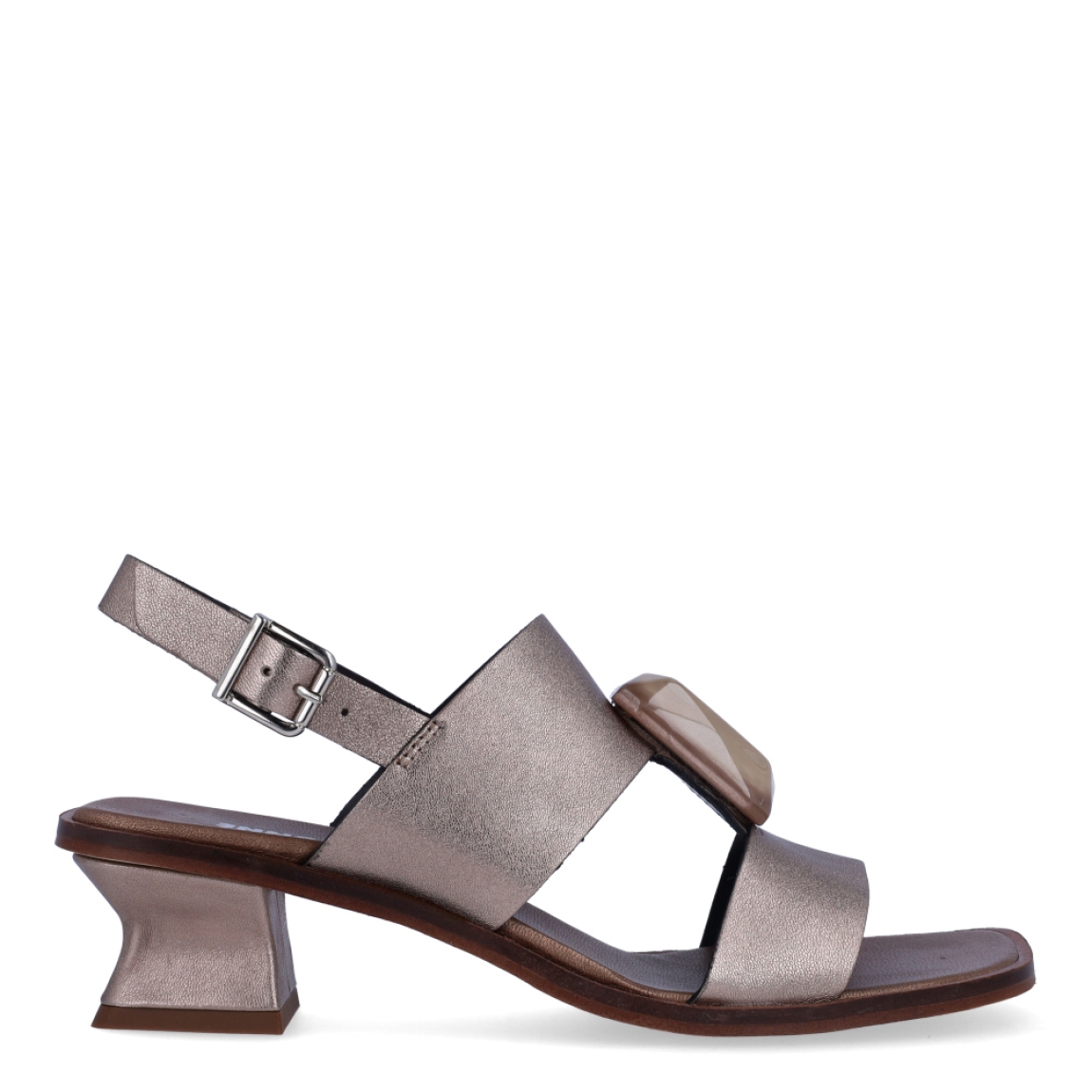 Sandalias de la marca Munné, modelo RITA. Exterior de las sandalias en piel color bronce con detalle de pedrería en pala. Interior de las sandalias en piel color bronce oscuro. Cierre de las sandalias con hebilla en el tobillo. Sandalias Munné con tacón de 4cm de altura. Estas sandalias Munné, modelo RITA, son perfectas para destacar en esta temporada en tus eventos más importantes!