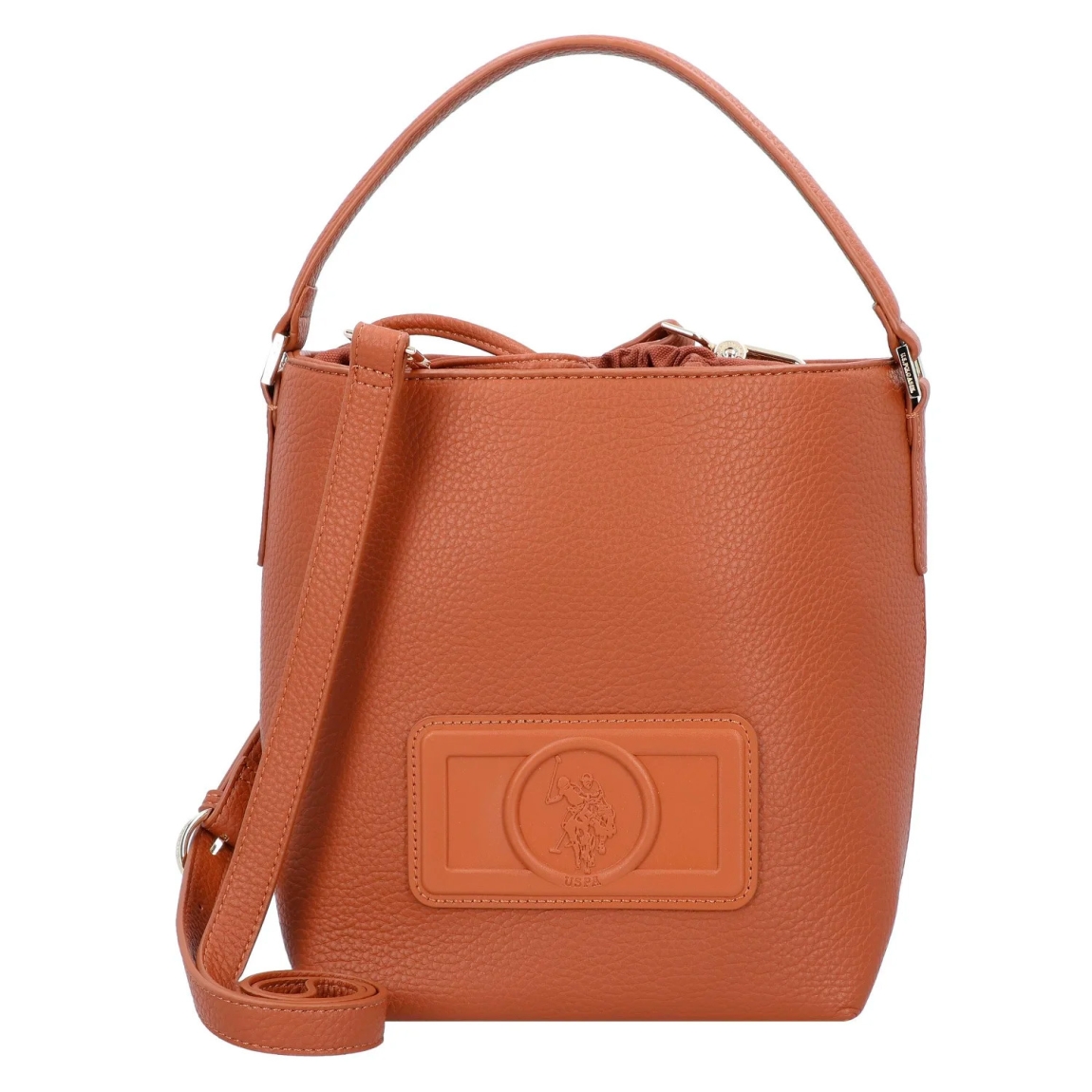 Bolso de la marca US POLO, modelo MANIPUR. Elaborado en piel color camel con logo en parte frontal. Equipado con bolsillos interiores y un compartimento con cremallera, este bolso ofrece espacio de sobra para todos tus objetos esenciales. El práctico y sencillo cierre de cordón asegura tus objetos, mientras que la correa desmontable y ajustable para el hombro y la correa principal de longitud media ofrecen varias opciones de transporte. Medidas: alto 23cm y ancho 25cm. Este bolso US POLO MANIPUR es un accesorio que debes añadir a tu armario!