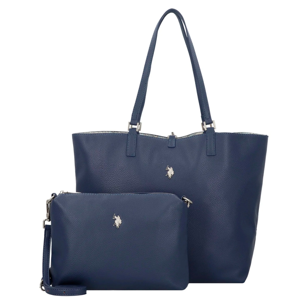 Bolso de la marca US POLO, modelo MALIBU. Elaborado en piel color azul con logotipo en parte frontal. Cierre con hebilla y forro interior de tela. El bolso shopper cuenta con un bolsillo desmontable para un uso diario estructurado, y el cierre de langosta añade un elemento práctico. La correa principal de longitud media ofrece sujeción sin concesiones. Medidas: alto 28cm y ancho 38cm. Este bolso US POLO MALIBU es un clásico para llevar a todos lados!