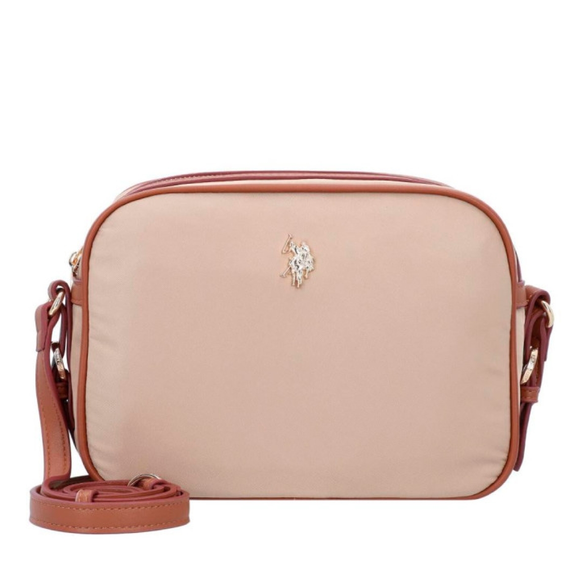 Bolso de la marca US POLO, modelo HOUSTON. Elaborado en naylon color camel con logotipo en parte frontal. Interior en textil y con compartimentos. Cierre del bolso US POLO con cremallera y una asa bandolera. Medidas: alto 16cm y ancho 24cm. Este bolso US POLO HOUSTON es ideal para llevar a todos lados!