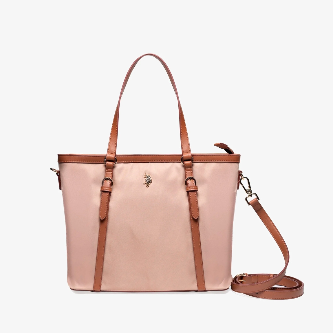 Bolso de la marca US POLO, modelo MASON. Elaborado en naylon color camel con logotipo en parte frontal. Cierre con cremallera y forro interior de tela. Este bolso shooper cuenta con una asa principal con detalle de hebillas, con una longitud media que ofrece sujeción sin concesiones. Medidas: alto 27cm y ancho 33cm. Este bolso US POLO MASON es un clásico para llevar a todos lados!