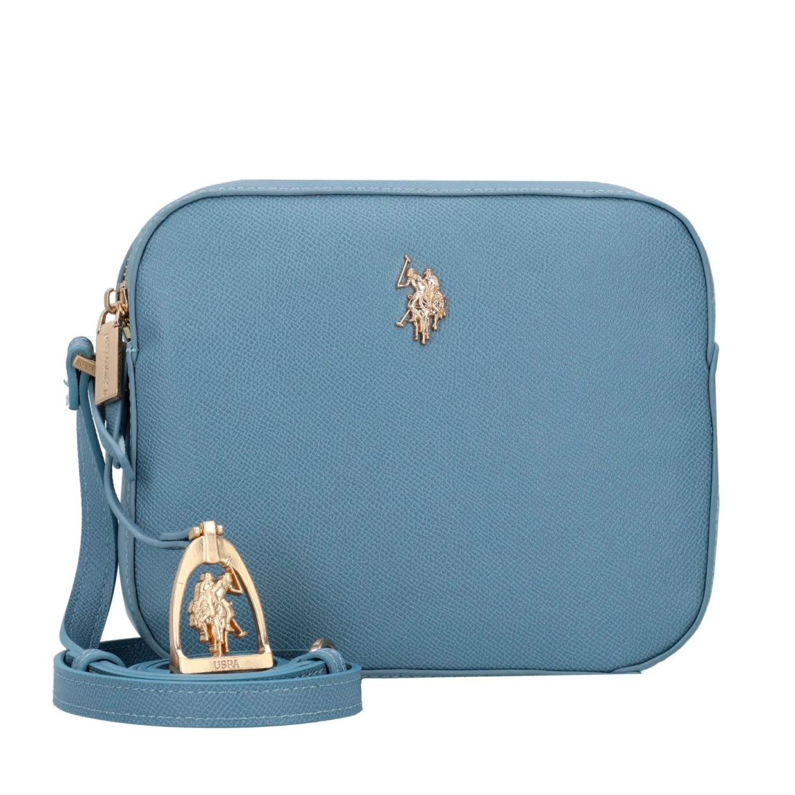 Bolso de la marca US POLO, modelo JONES. Bolso elaborado en piel color azul con logotipo en parte frontal. Cuenta con un ingenioso compartimento con cremallera y un útil bolsillo para el móvil que puede abrirse sin esfuerzo. La cremallera, elegante y práctica a la vez, mantiene sus pertenencias a buen recaudo y siempre fácilmente accesibles. Otra característica destacada es la correa para el hombro desmontable y ajustable. Gracias a su gran longitud, ofrece diversas opciones de transporte que se adaptan a su estilo personal. Medidas: alto 17cm y ancho 20cm. Este bolso US POLO JONES es un clásico, complemento ideal en elegancia y comodidad para diferentes looks!