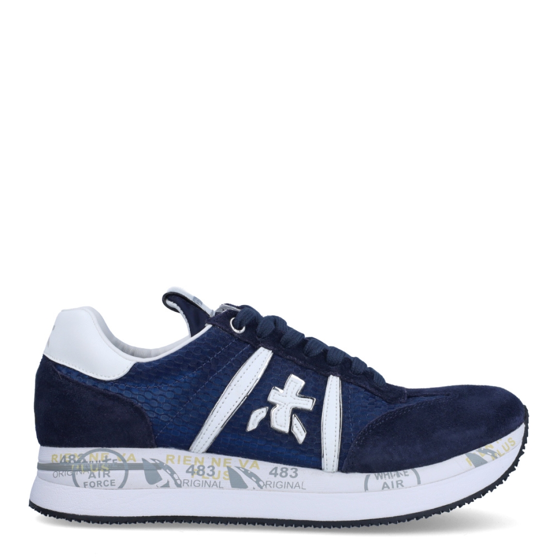 Deportiivas de la marca Premiata, modelo CONNY. Exterior de la deportivas en tela color azul con efecto rejilla y ante. Interior en piel color blanco. Cierre de las deportivas Premiata con cordones azules. Deportivas con plataforma de 3cm de altura con detalle de estampado. Estas deportivas Premiata CONNY son la combinación perfecte entre lo clásico, cómodo y original. Será tu complemento perfecto para esta temporada!