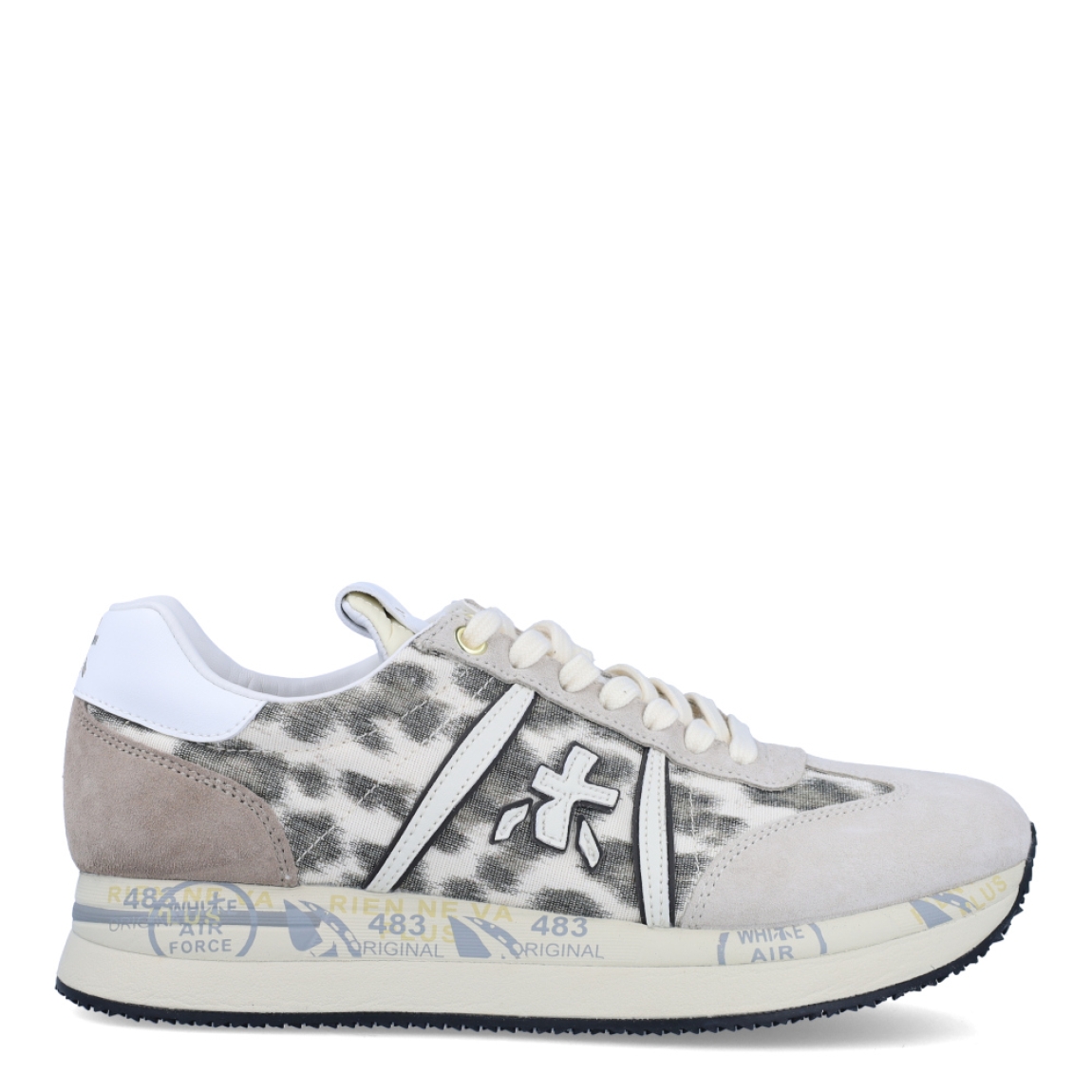 Deportiivas de la marca Premiata, modelo CONNY. Exterior de la deportivas en tela con estampado animal print de leopardo y ante color gris. Interior en piel color blanco. Cierre de las deportivas Premiata con cordones blanco. Deportivas con plataforma de 3cm de altura con detalle de estampado. Estas deportivas Premiata CONNY son la combinación perfecte entre lo clásico, cómodo y original. Será tu complemento perfecto para esta temporada!