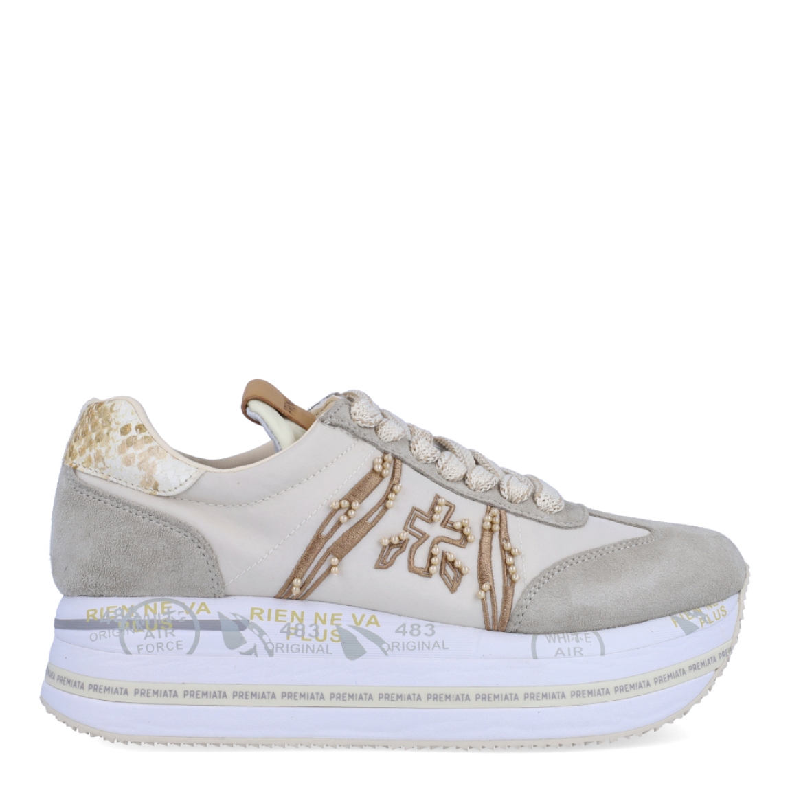 Deportiivas de la marca Premiata, modelo BETH. Exterior de la deportivas en ante color beig con efecto rejilla y aplicaciones de perlas. Interior en piel color blanco. Cierre de las deportivas Premiata con cordones beig. Deportivas con plataforma de 5cm de altura con detalle de estampado. Estas deportivas Premiata BETH son la combinación perfecte entre lo clásico, cómodo y original. Será tu complemento perfecto para esta temporada!