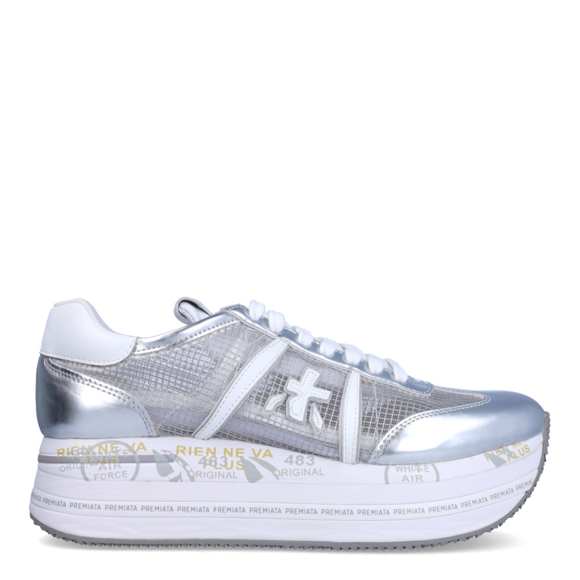Deportiivas de la marca Premiata, modelo BETH. Exterior de la deportivas en piel color plata con efecto rejilla. Interior en piel color blanco. Cierre de las deportivas Premiata con cordones blancos. Deportivas con plataforma de 5cm de altura con detalle de estampado. Estas deportivas Premiata BETH son la combinación perfecte entre lo clásico, cómodo y original. Será tu complemento perfecto para esta temporada!