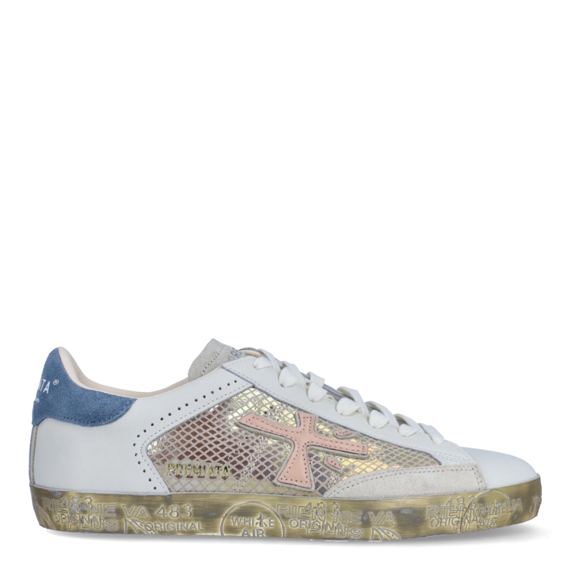 Deportivas de la marca Premiata, modelo STEVEND. Exterior de las deportivas en piel color hielo con detalle de logo de la marca en color rosa. Interior de las deportivas en piel color blanco. Cierre de las deportivas Premiata con cordones. Deportivas con suela plana. Estas deportivas Premiata STEVEND son un complemento ideal para tu armario de temporada!