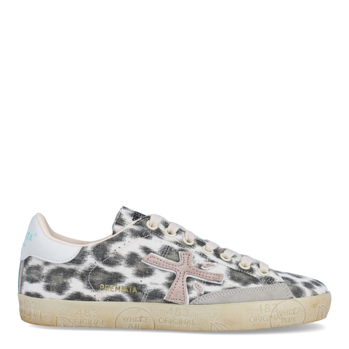 Deportivas de la marca Premiata, modelo STEVEND. Exterior de las deportivas en tejano con estampado animal print de leopardo, detalle de logo de la marca en color rosa. Interior de las deportivas en piel color blanco. Cierre de las deportivas Premiata con cordones. Deportivas con suela plana. Estas deportivas Premiata STEVEND son un complemento ideal para tu armario de temporada!