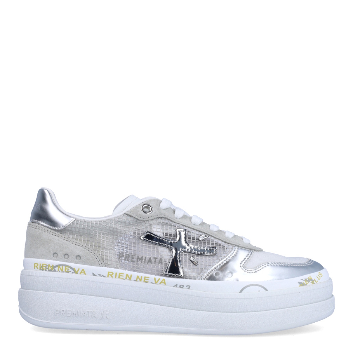 Deportiivas de la marca Premiata, modelo MICOL. Exterior de la deportivas en naylon color plata. Interior en piel color blanco. Cierre de las deportivas Premiata con cordones blancos. Deportivas con plataforma de 4cm de altura con detalle de estampado. Estas deportivas Premiata MICO son la combinación perfecte entre lo clásico, cómodo y original. Será tu complemento perfecto para esta temporada!