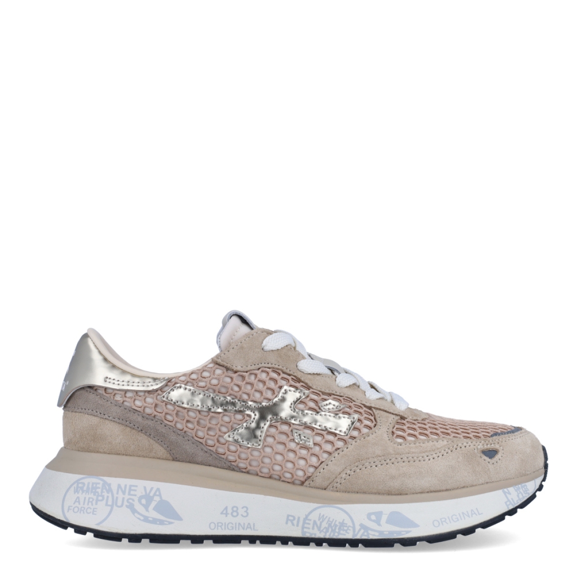 Deportivas de la marca Premiata, modelo LAURYN. Exterior de las deportivas en tela color beig con efecto rejilla con detalle del logo en color plateado y aplicaciones ante color beig. Interior de las deportivas en piel color blanco. Cierre de las deportivas Premiata con cordones. Deportivas con cuña de 3cm de altura. Estas deportivas Premiata LAURYN son un complemento ideal para tu armario de temporada!