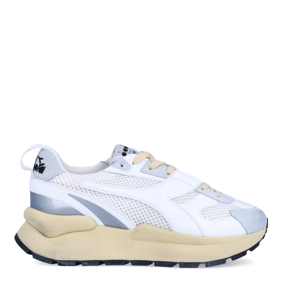 Deportivas de la marca Diadora, modelo MERCURY ELITE. Exterior en piel efecto rejilla color blanco con detalles en beig. Interior en textil color blanco, con plantilla acolchada y extraíble para máxima comodidad. Cierre con cordones de color beig. Suela de goma con cuña de 4cm de altura. Estas deportivas MERCURY ELITE son unas clásicas ideales para llevar en tu día a día.