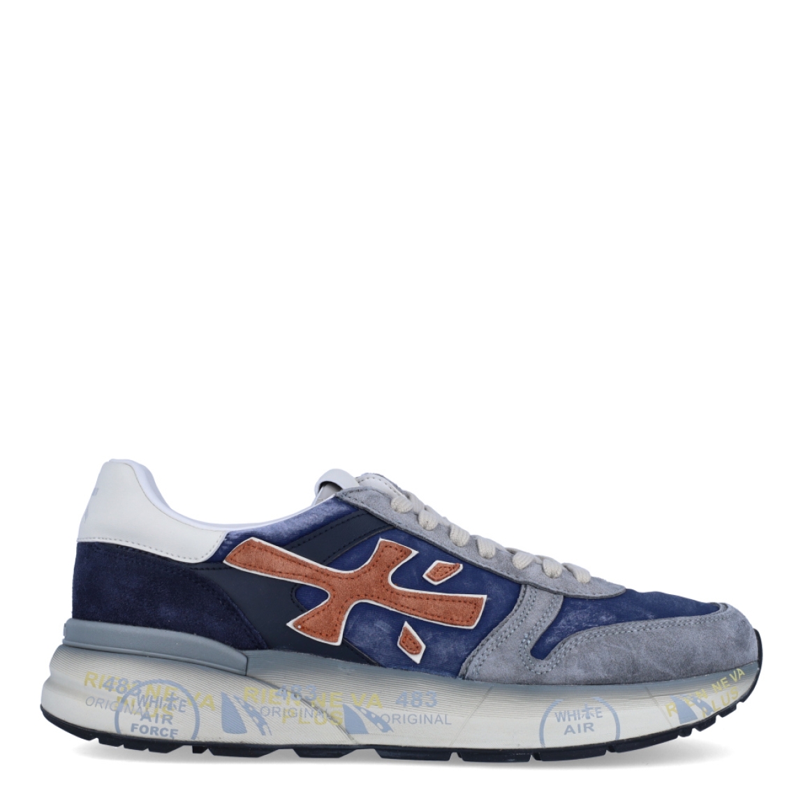 Deportiva clásica de la marca Premiata, modelo Mick. Exterior de la deportiva de ante de color azul, con detalles de ante de color camel y gris. Interior de la deportiva de piel de color blanco. Cierre de la deportiva con cordones. Deportiva con suela de goma de 3 cm de cuña. Deportiva con plantilla acolchada y de piel para garantizar la máxima comodidad. La deportiva Mick de Premiata es una deportiva cómoda, perfecta para cualquier plan!