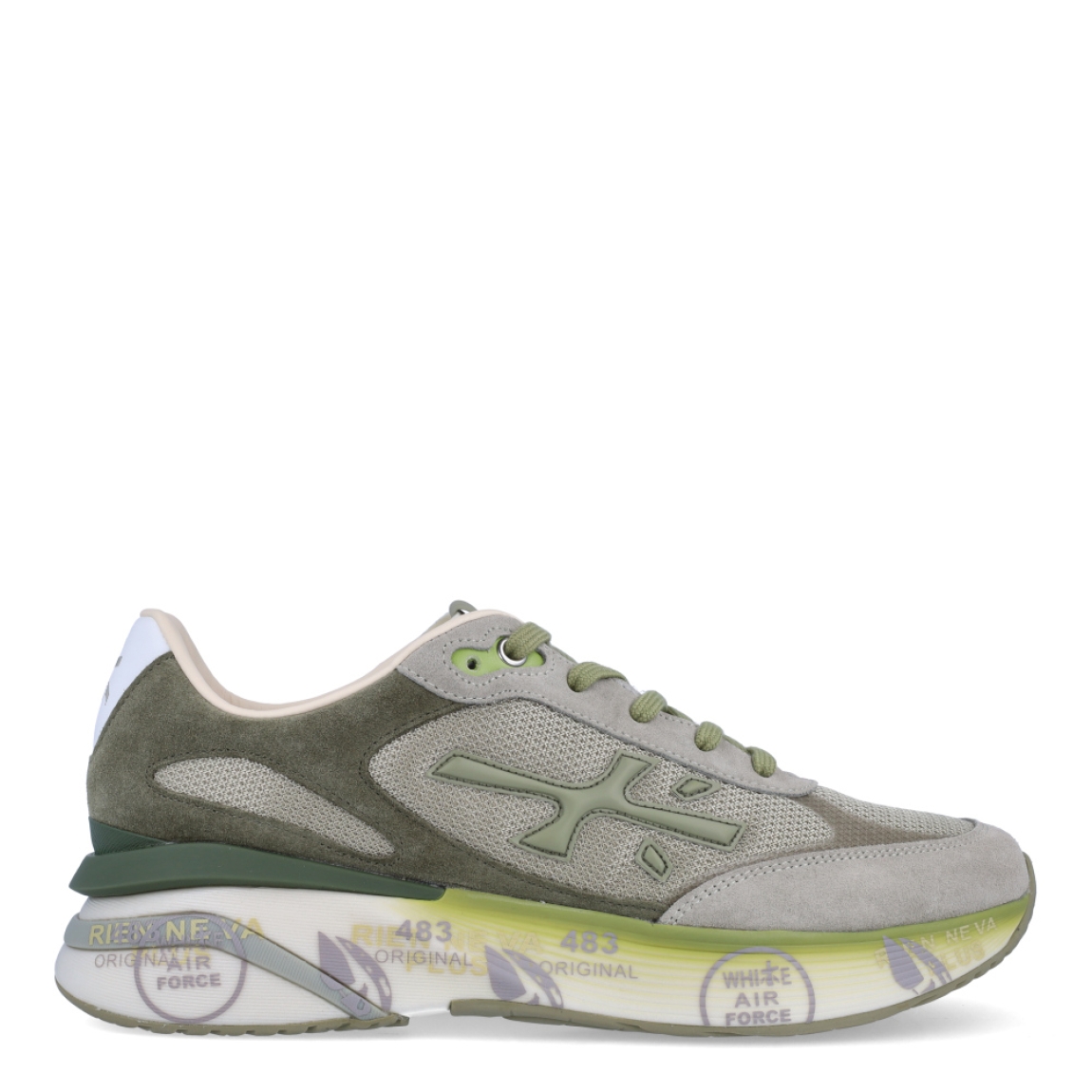 Deportivas clásicas de la marca Premiata, modelo MOERUN. Exterior de las deportivas en naylon color verde con detalles en ante gris. Interior en piel color blanco con plantillas acolchadas para máxima comodidad. Cierre de las deportivas con cordones y cuña de 3cm de altura. Estas deportivas Premiata MOERUN son un complemento ideal para tus looks del día a día!.