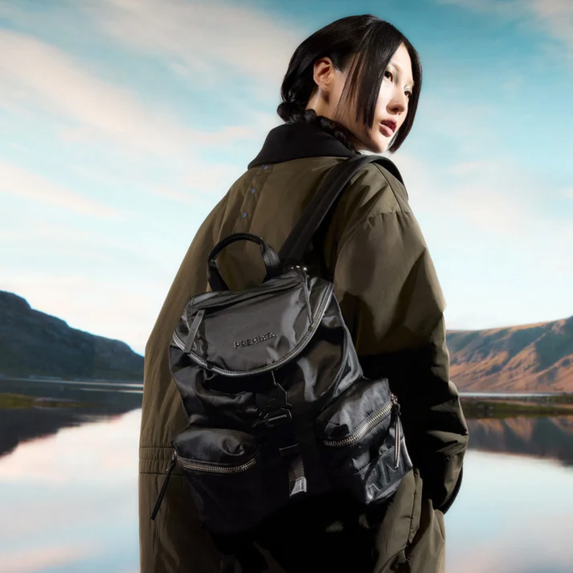 Mochila clásica de la marca Premiata, modelo LYN. Exterior en naylon color negro con logo en parte delantera y dos bolsillos con cremallera. Cierre principal con cremallera y amplio espacio interior. Esta mochila Premiata LYN es un complemento ideal para llevar tus esenciales a donde quieras!