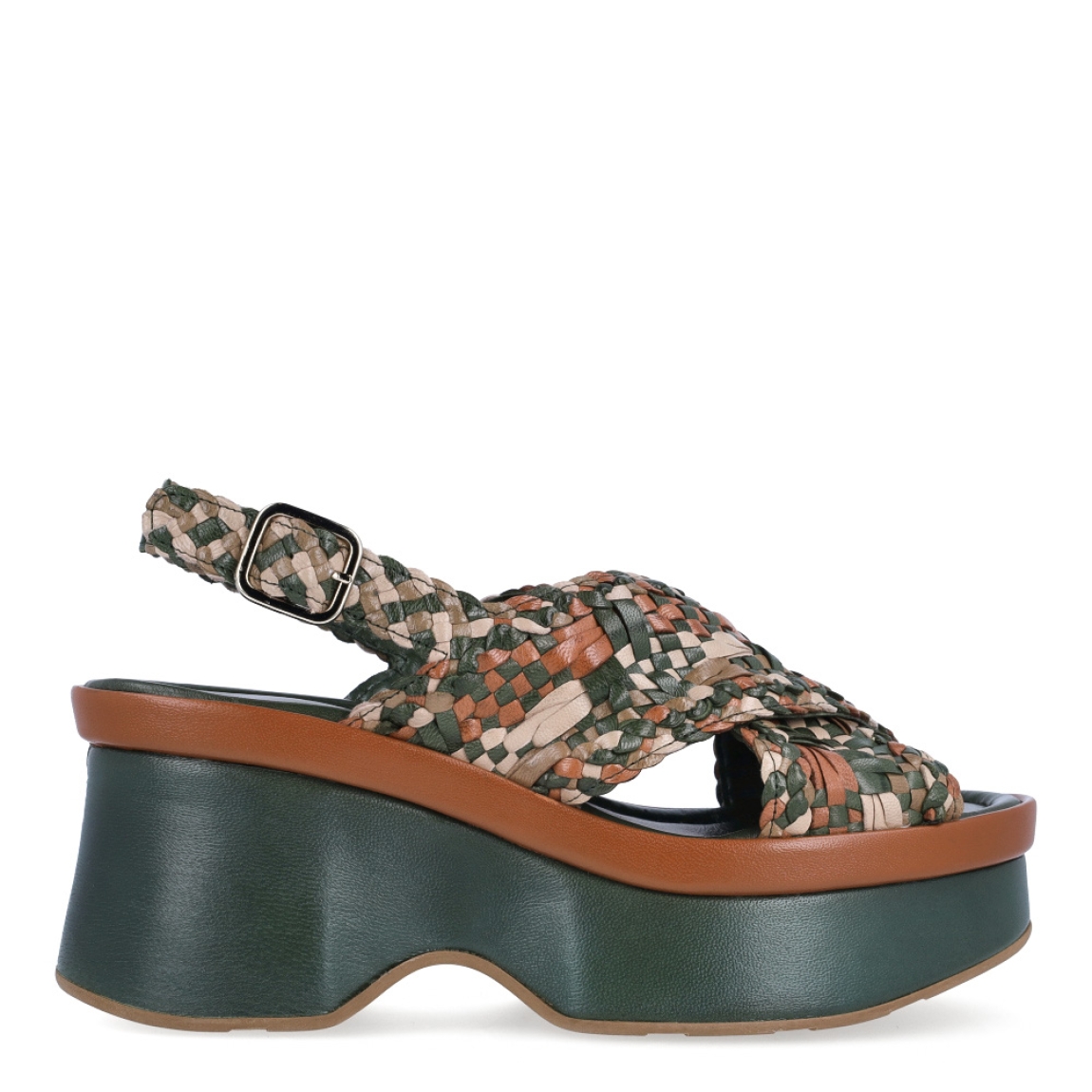 Sandalias de plataforma de la marca Pons Quintana, modelo Lille. Elaborado en piel trenzadas a mano color verde. Pala cruzada. Cierre mediante hebilla en el tobillo. Plataforma trenzada a tono. Descubre la sofisticación y el confort en las sandalias con plataforma de Pons Quintana. Su plataforma ergonómica de 7 cm asegura comodidad durante todo el día . Sandalias Pons Quinatan LILLLE, perfectas para eventos especiales o para elevar tus outfits diarios.