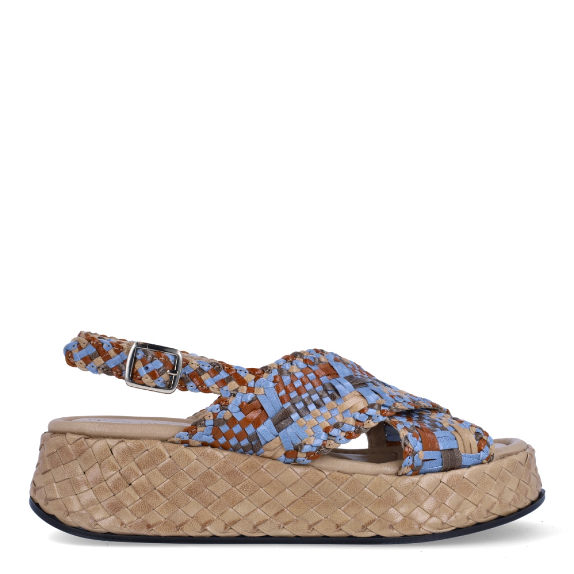Sandalias de la marca Pons Quintana, modelo LORE. Exterior en piel trenzada multicolor en tonalidades azul y marrón con tiras cruzadas en pala. Interior en piel color marrón claro. Cierre de sandalias Pons Quintana con hebilla en tobillo. Suela trenzada con cuña dd 5cm de alturas. Estas sandalias Pons Quintana LORE son ideales para esta temporada!