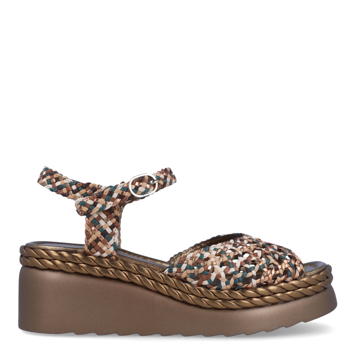 Sandalias de la marca Pons Quintana, modelo SELENE. Exterior en piel trenzada multicolor, prenominando el color oro. Cierre con hebilla en tobillo y cuña de 6cm de altura. Estas sandalias Pons Quintana SELENE son perfectas para esta temporada! tienen el estilo y comodidad que necesitas en tu día a día.
