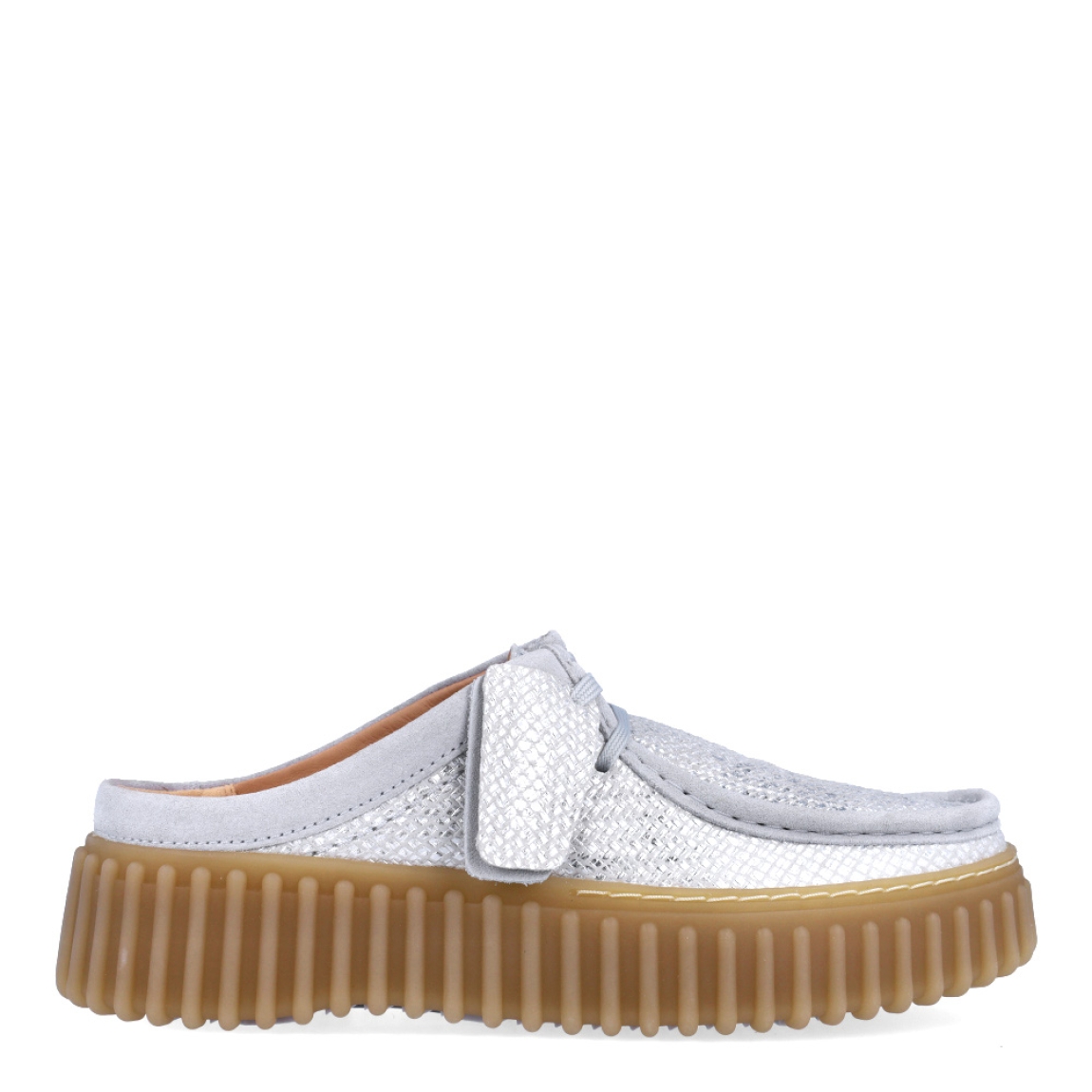 Náuticos destalonados de la marca Clarks, modelo TORHILL MULE. Exterior en piel color plata. Interior en piel color beig con plantilla acolchada y extraíble para máxima comodidad. Cierre de los mocasines Clarks con cordones y un suela con efecto sierra de 3cm de altura. Estos mocasines Clarks TORHILL MULE son ideales para combinar con todos tus looks!