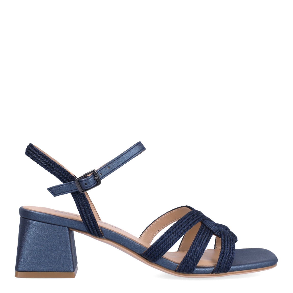 Sandalias de la marca Regarde Le Ciel, modelo AMALIA. Exterior en piel color azul con puntera plana. Interior en piel color nude. Cierre de sandalias Regarde Le Ciel con hebilla en tobillo y tacón de 4cm de altura. Estas sandalias Regarde Le Ciel AMALIA son unas clásicas, ideales para estilizar tus looks!