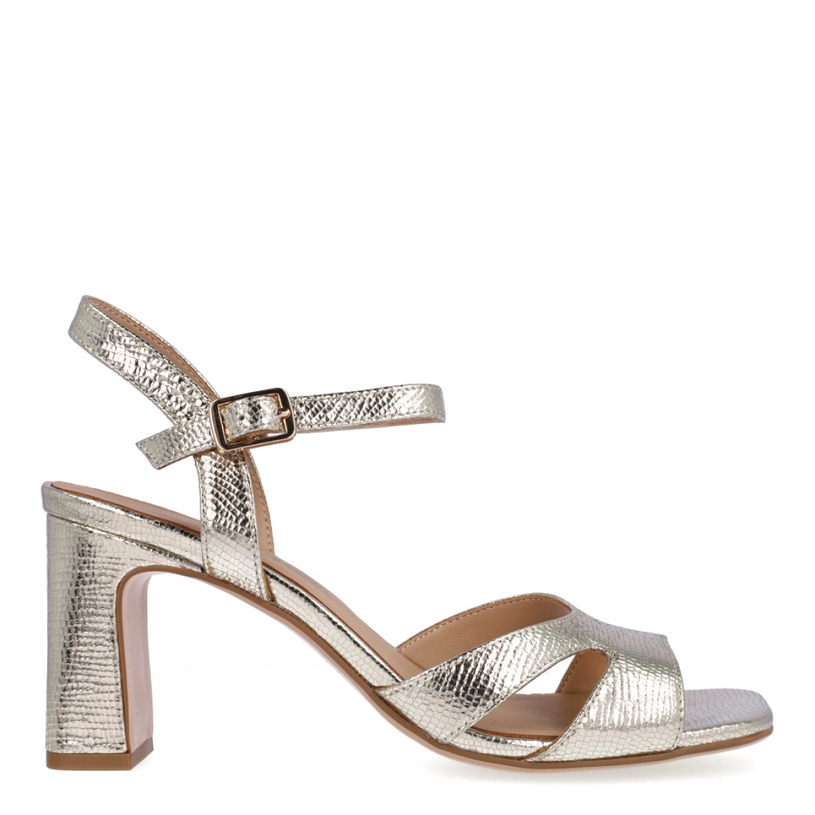 Sandalias de la marca Regarde Le Ciel, modelo CHELLY. Exterior en piel color plata con puntera plana. Interior en piel color nude. Cierre de sandalias Regarde Le Ciel con hebilla en tobillo y tacón de 7cm de altura. Estas sandalias Regarde Le Ciel CHELLY son unas clásicas, ideales para estilizar tus looks!