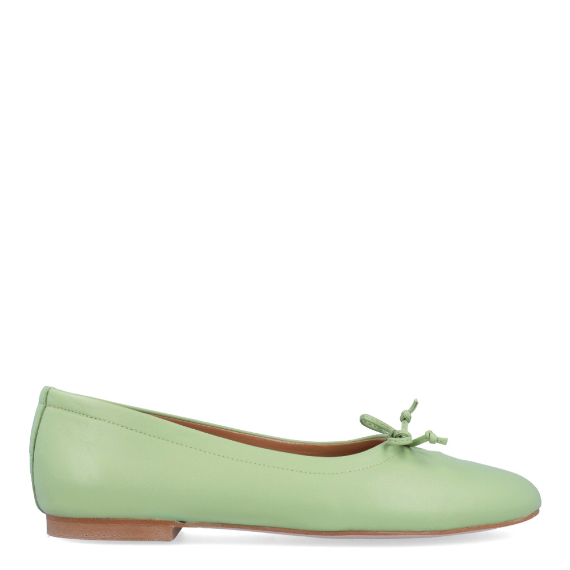 Bailarinas de la marca Itse, modelo PINA. Exterior en piel color verde con detalla de lazo en pala. Interior en piel color camel. Bailarinas con suela de goma plana. Estas bailarinas Itse PINA son un complemento ideal para lucir con comodidad y estilo tus looks de temporada!